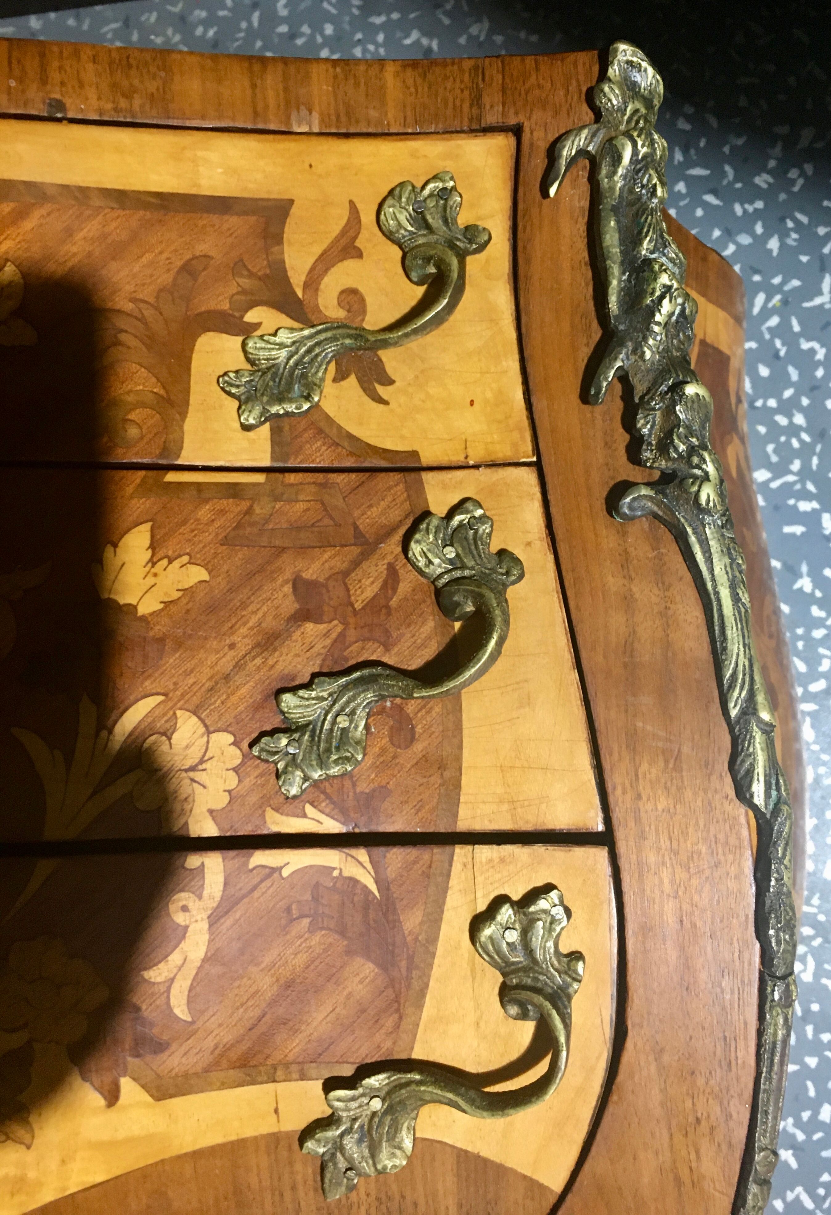 Curved commodus, tomb, Louis XV style, in marquetry, 3 drawers