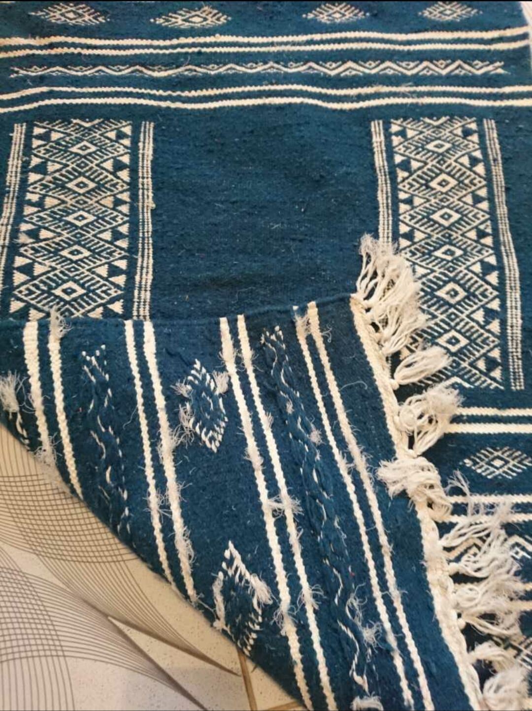 Tapis berbère kilim bleu et blanc 104 x 58 cm