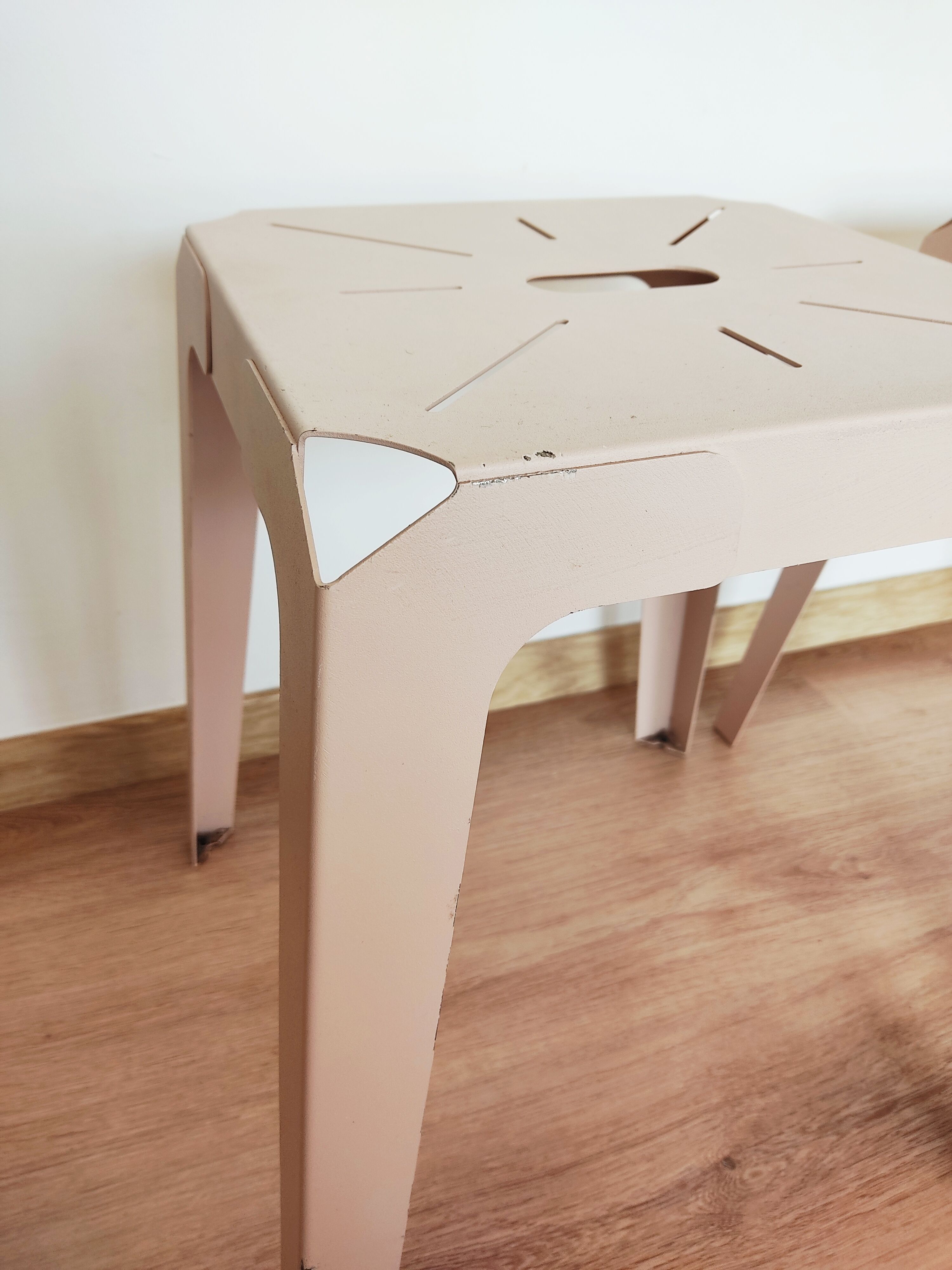 Set de 2 tabourets vintages acier laqué rose pâle