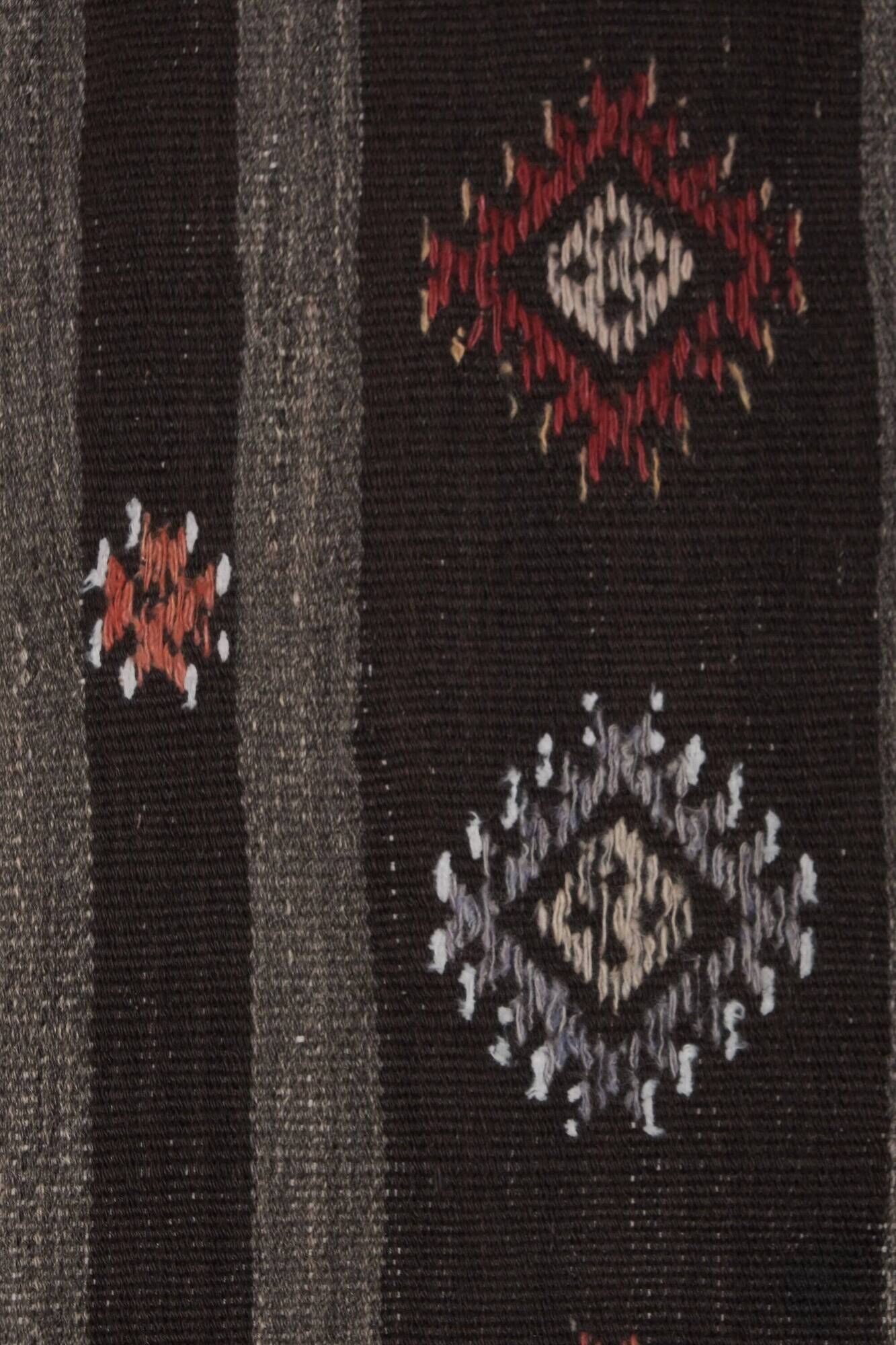 Vintage Turkish kilim, handwoven, 227x324 cm.