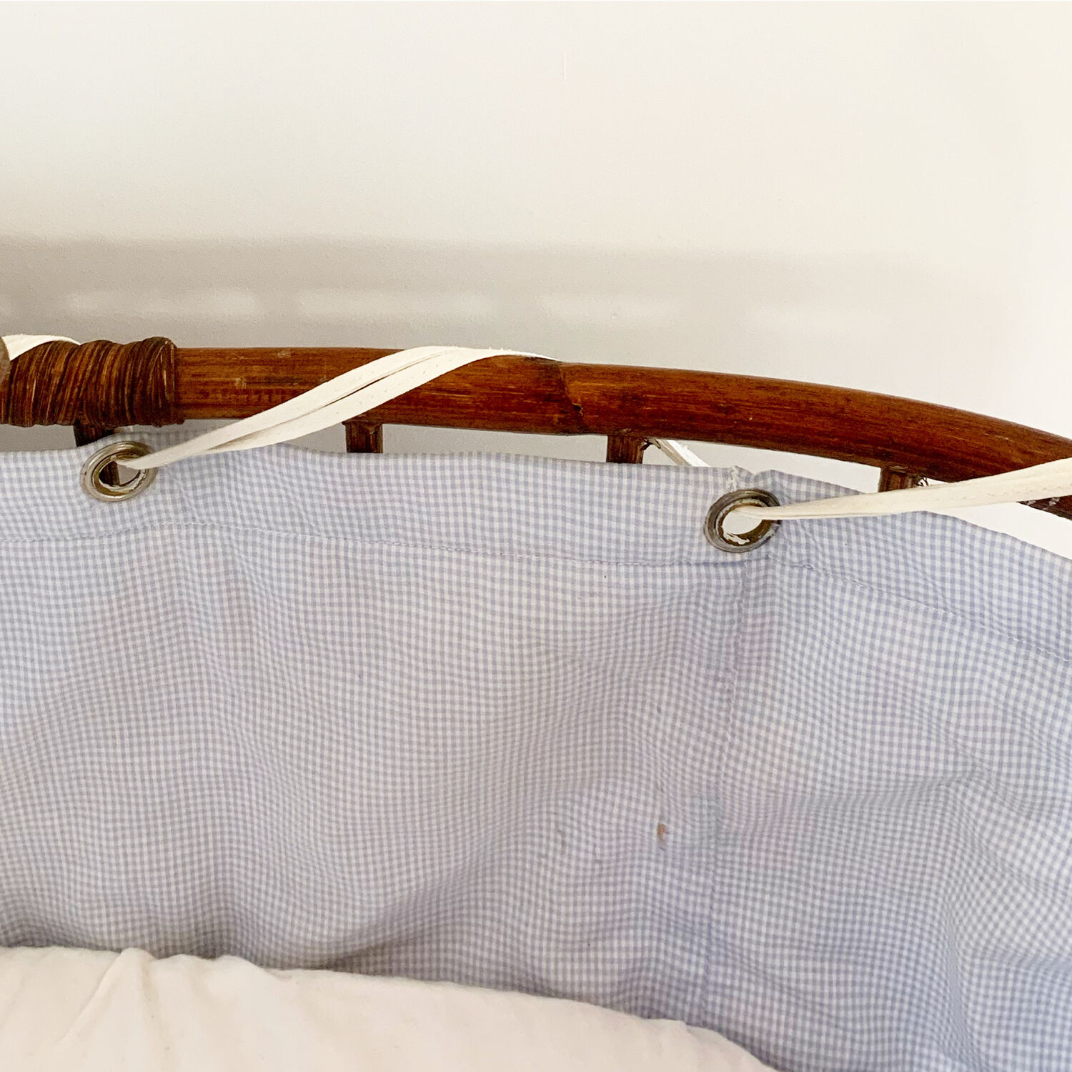 Berceau en rotin vintage et son support à roulettes