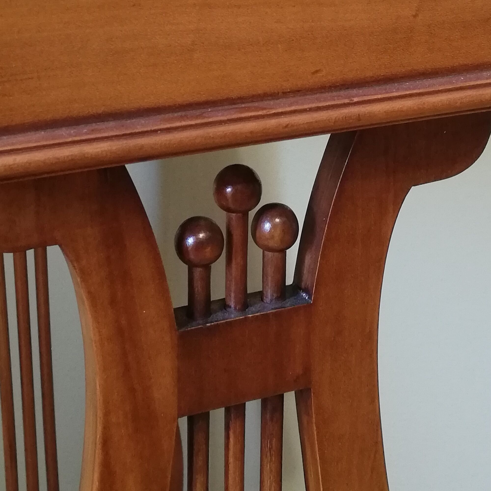 Pedestal table or English cherry saddle with lyre feet