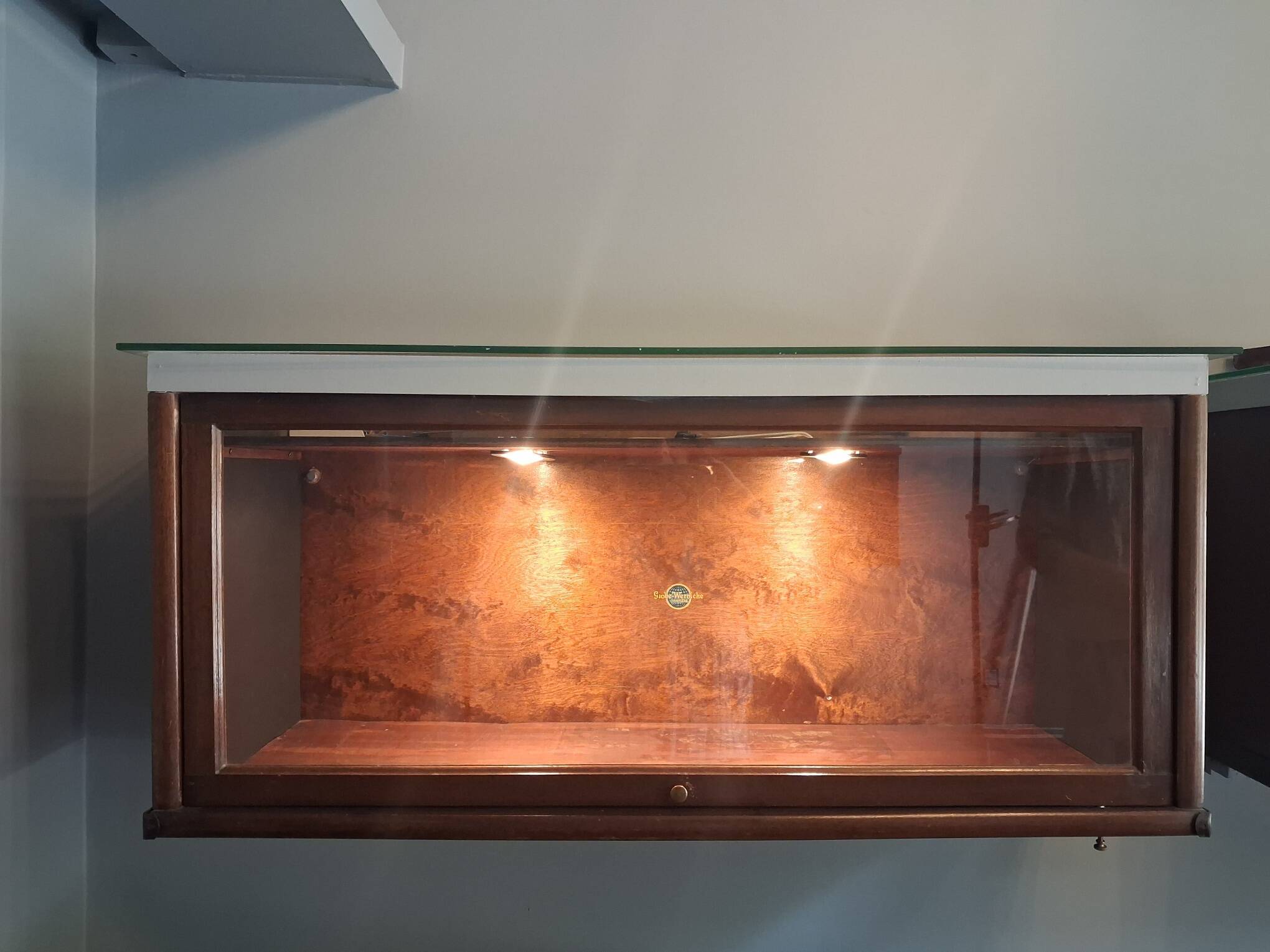 vitrine - coffre en bois et verre