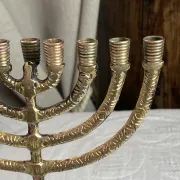 Chandelier, menorah à  neuf branches en laiton massif 
