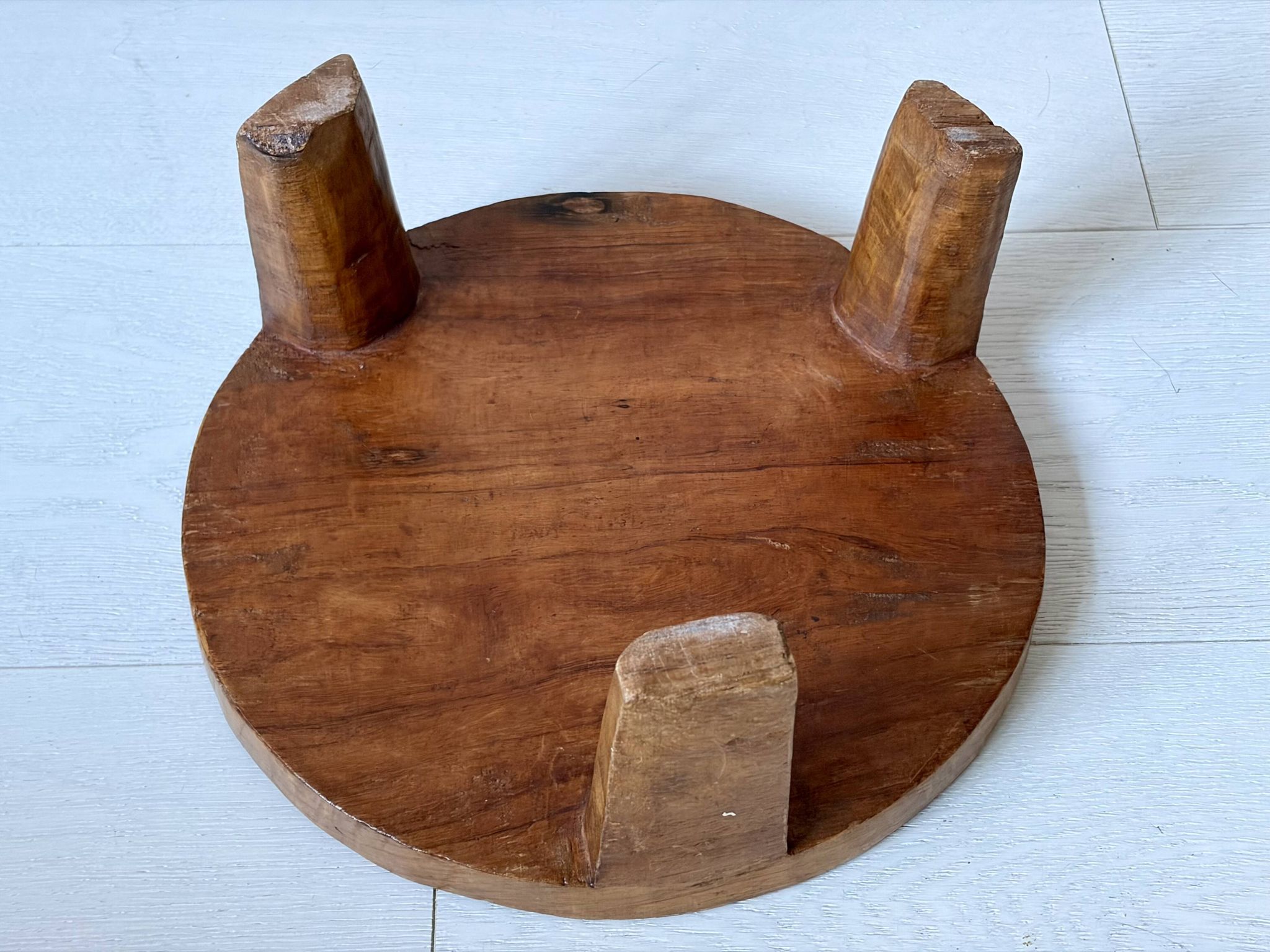 Pièce monoxyle en bois massif sculpté main