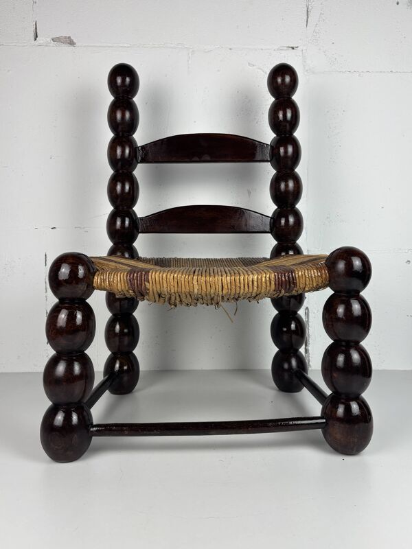 Chaise basse brutaliste en bois tourné à la bobine