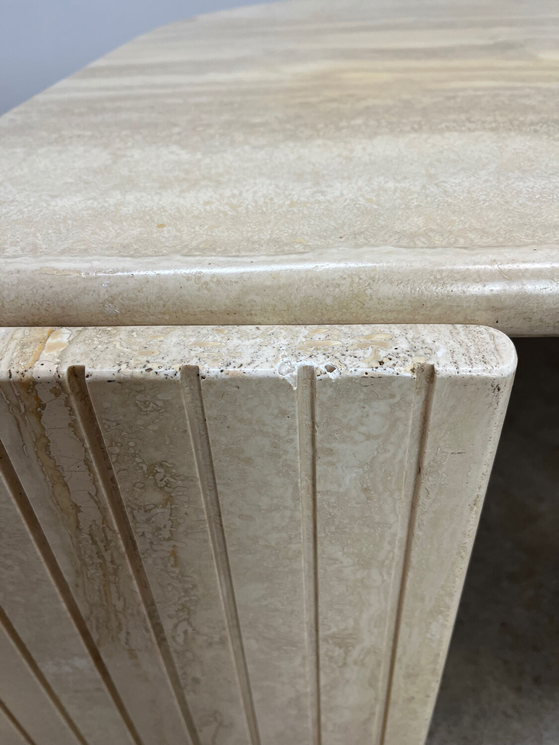Table basse travertin forme œil par Roche Bobois