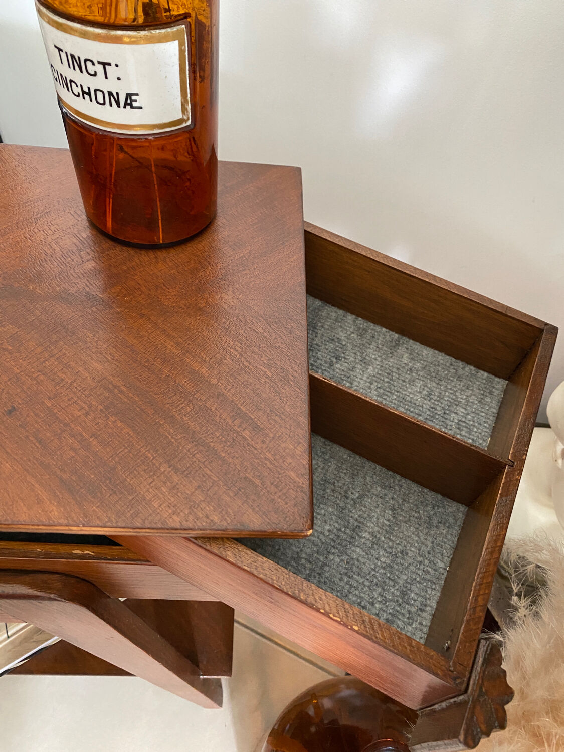 Vintage compass feet worker