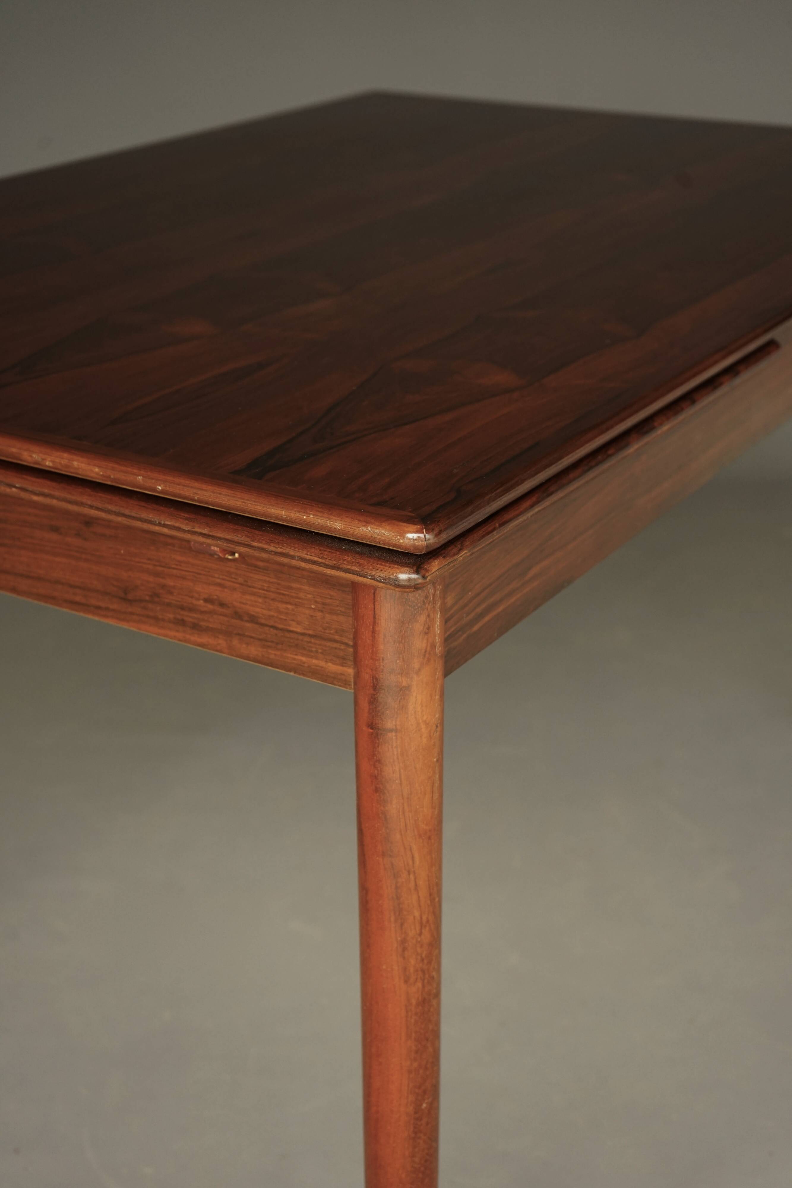 Scandinavian Rosewood extendable Dining Table. 1960s
