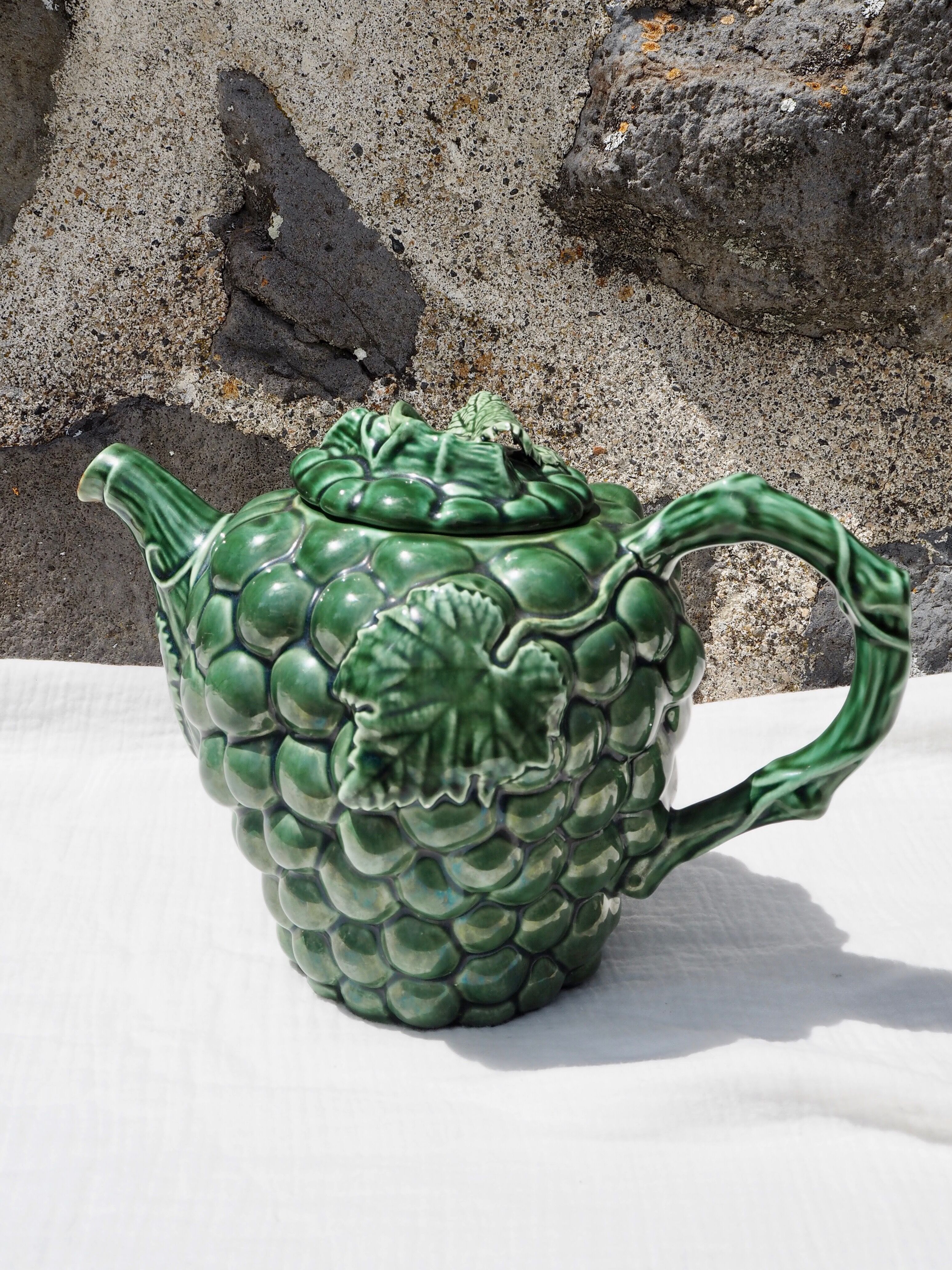Green slurry teapot, grape pattern