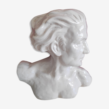 Buste de J. Mermoz en céramique craquelée blanche signé H. Laurens