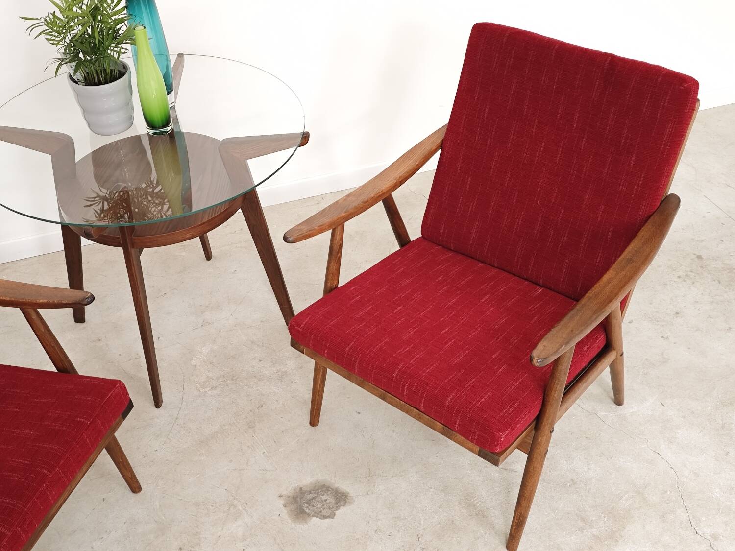 Pair of burgundy boomerang armchairs Antonin Suman Ton Bystrice (Thonet)