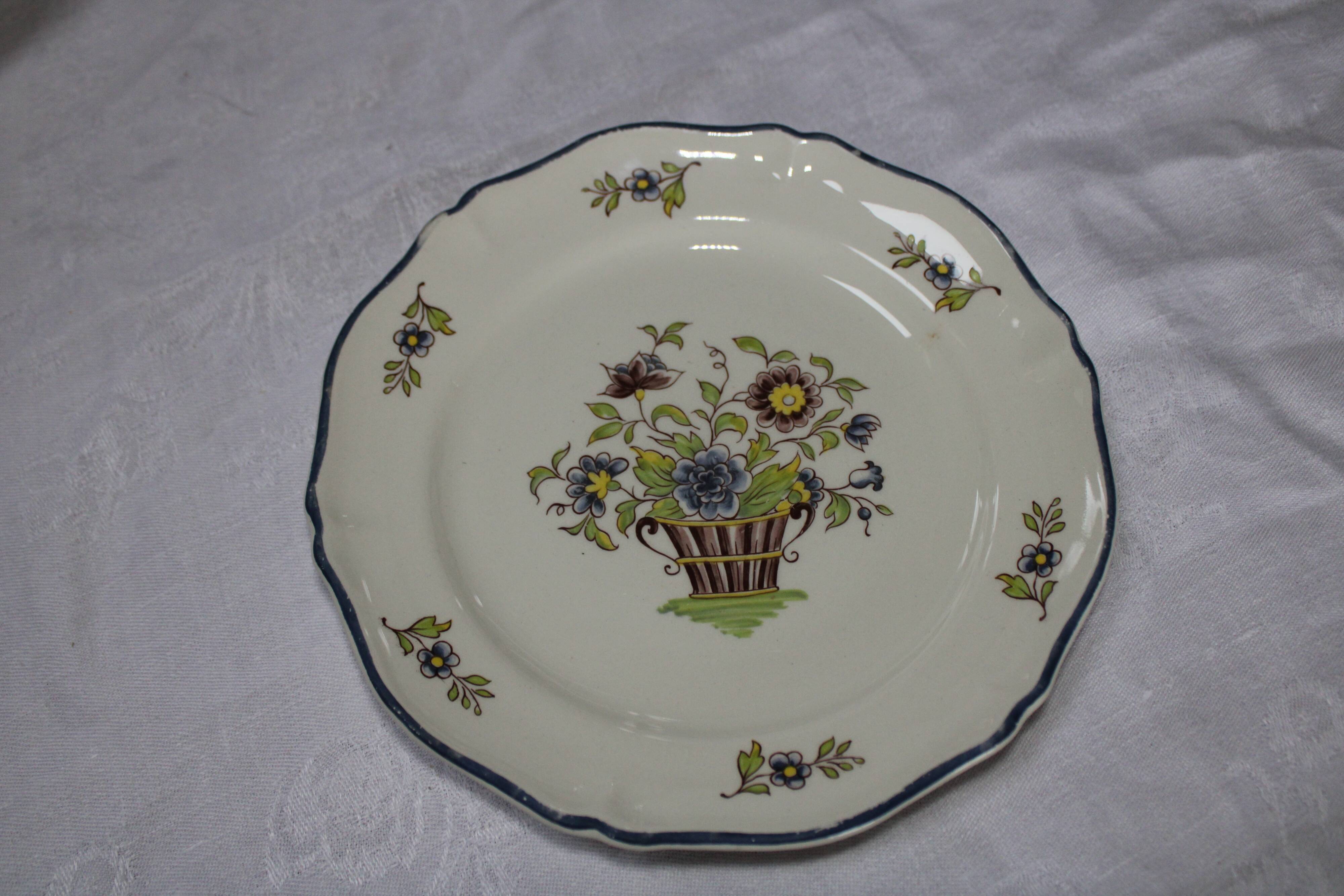 Service at Dessert Saint-Amand Vieux Delft