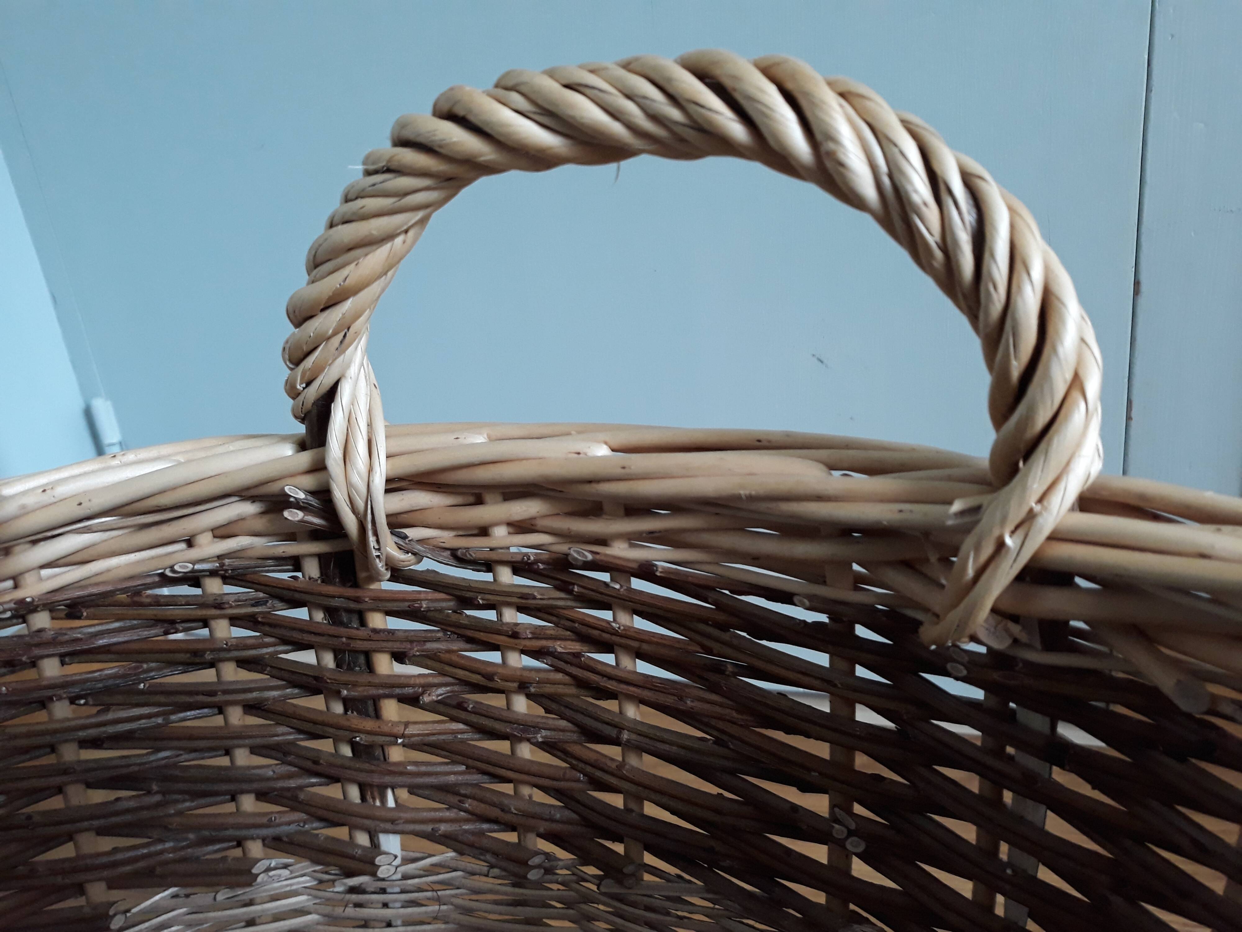 Very large oval laundry basket in two-tone braided wicker with handles