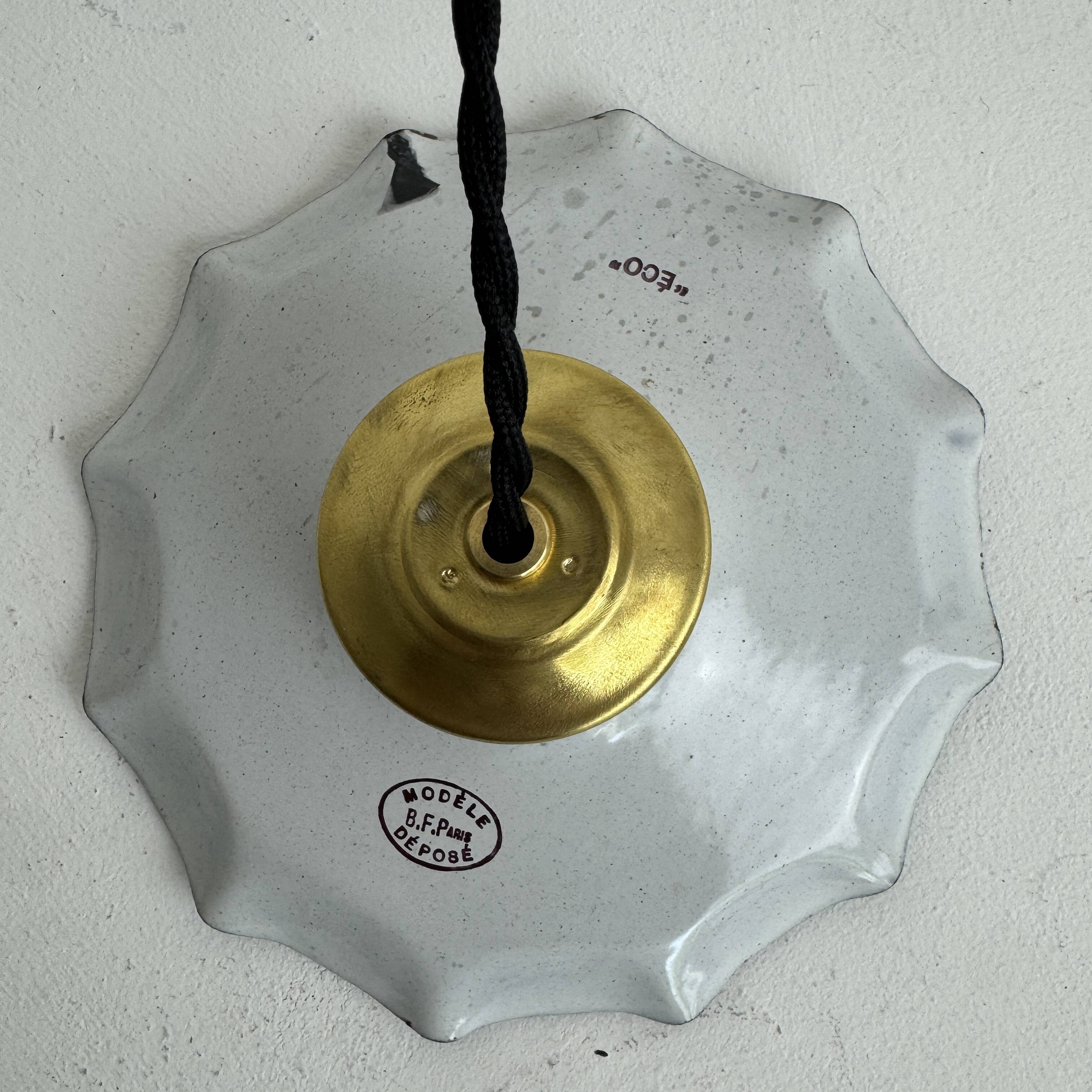 Paire d’anciennes petites suspensions emaillees