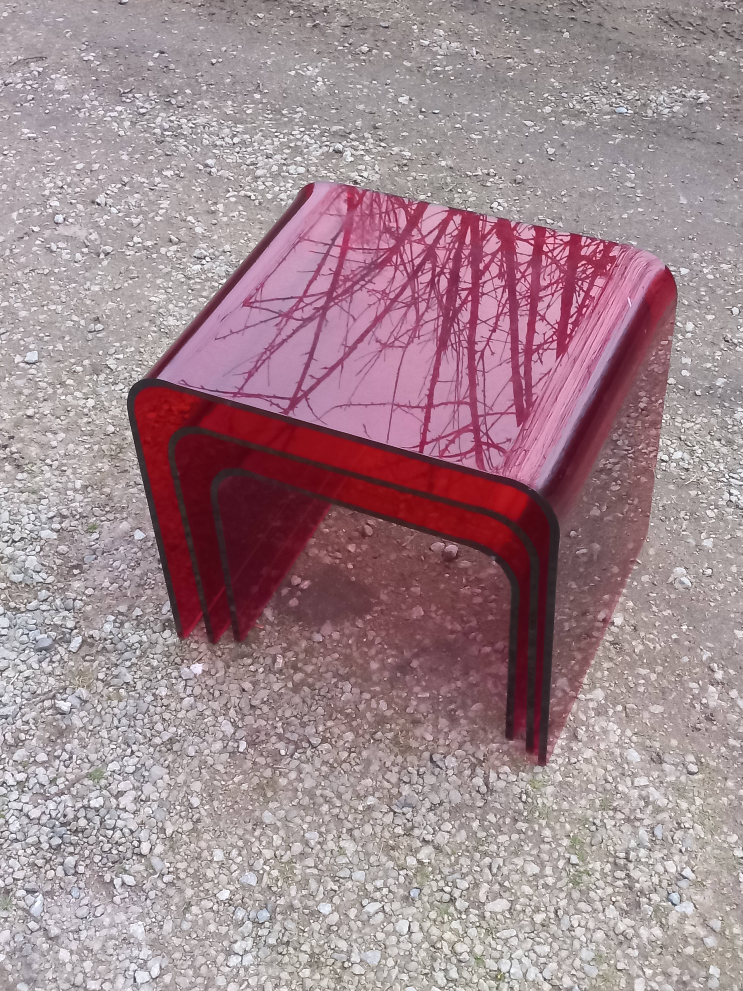 Set of 3 nesting tables in red plexiglass from the 70-80s