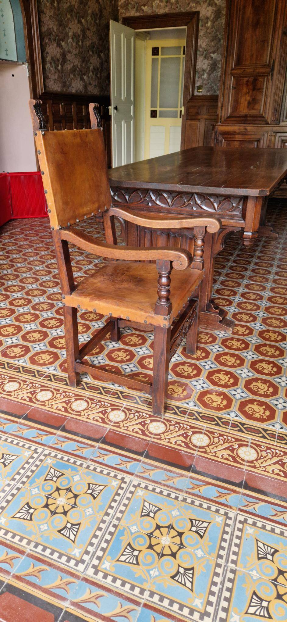 Très grande table en bois sculptée