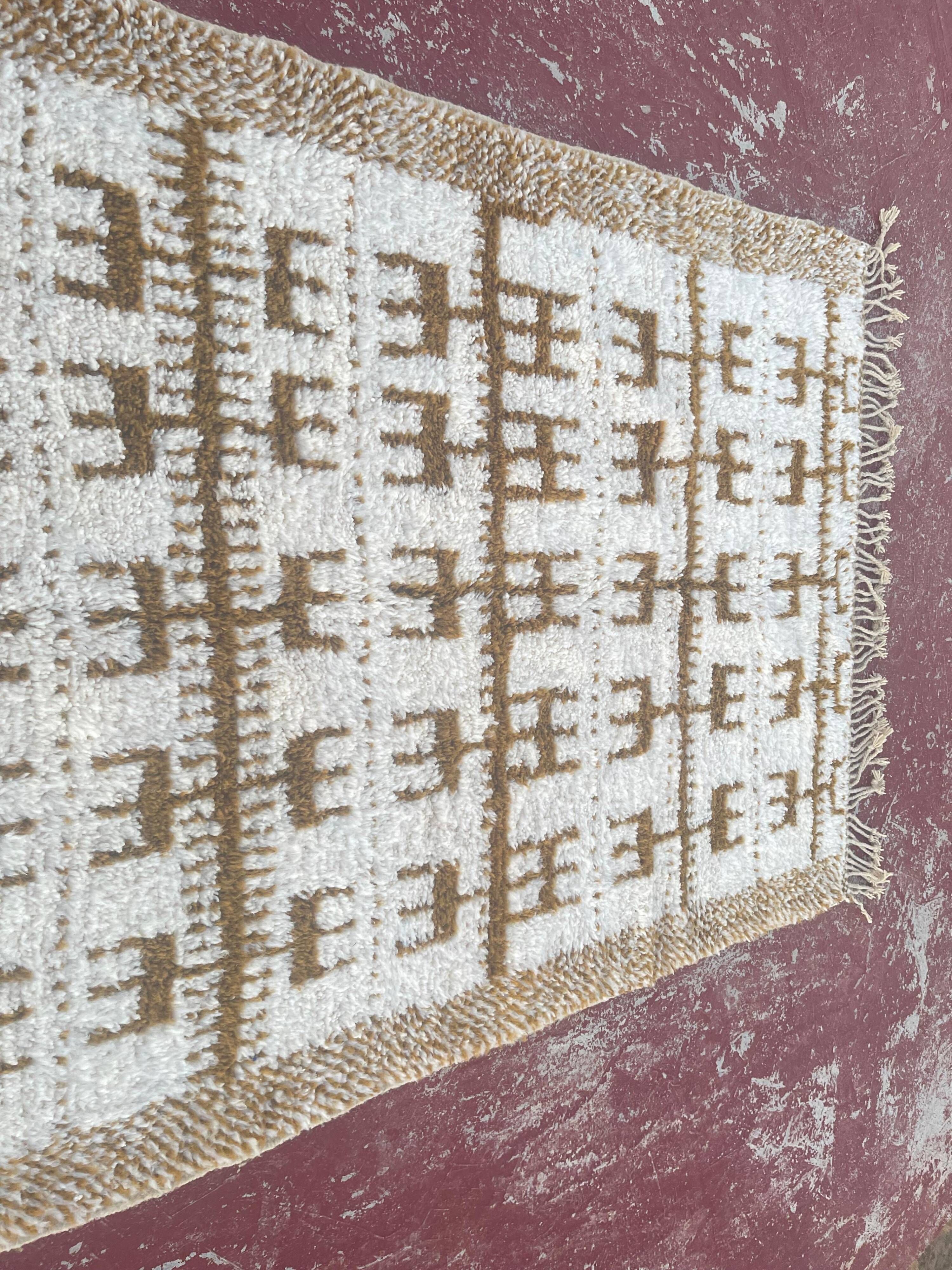 Moroccan Berber rug in cream and camel 250x200 cm – geometric patterns