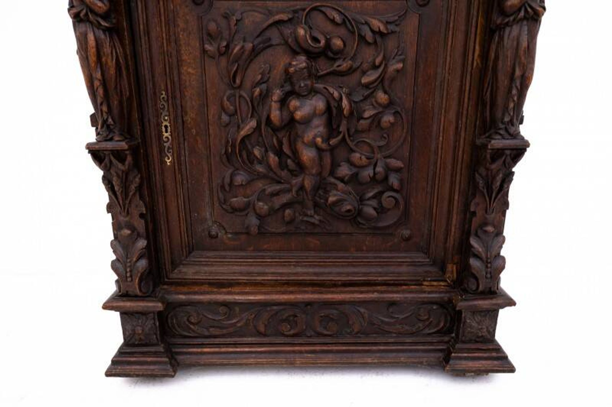 Commode sculptée, France, vers 1840.