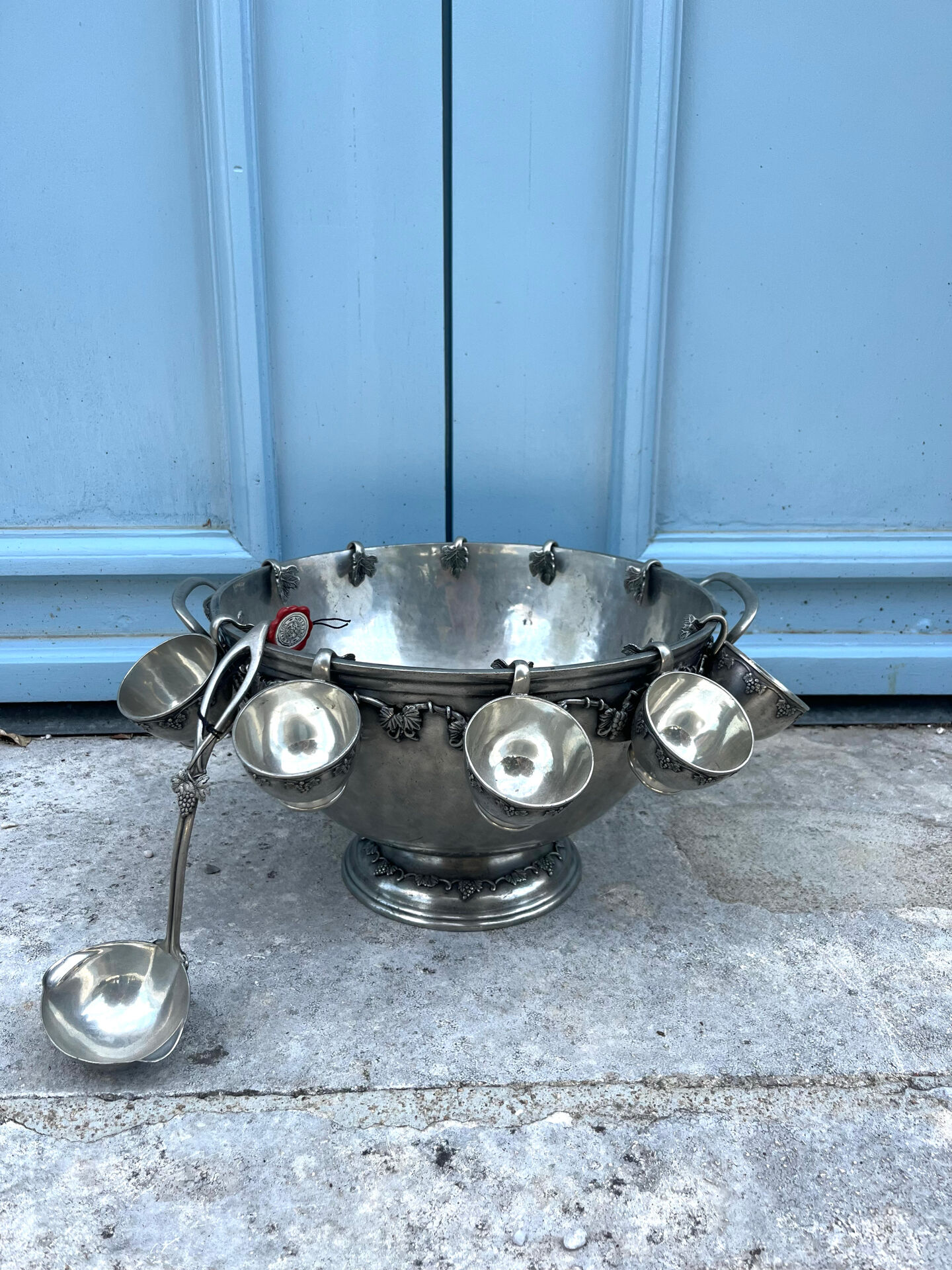 French pewter punch bowl set with 10 cups and ladle – grapevine Etain