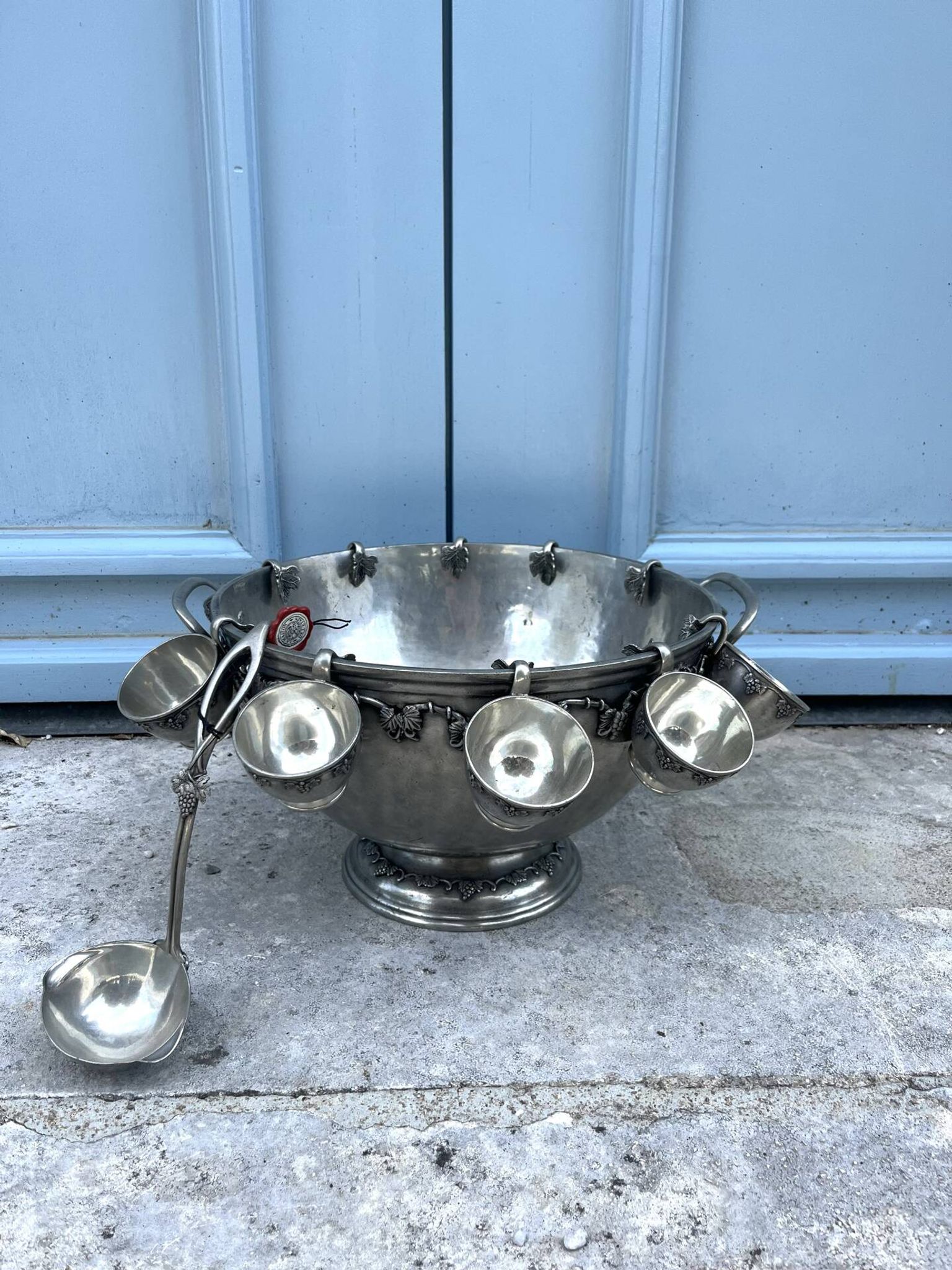 French pewter punch bowl set with 10 cups and ladle – grapevine Etain