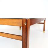 Table basse en palissandre et verre fumé