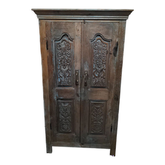 Armoire en teck sculptee