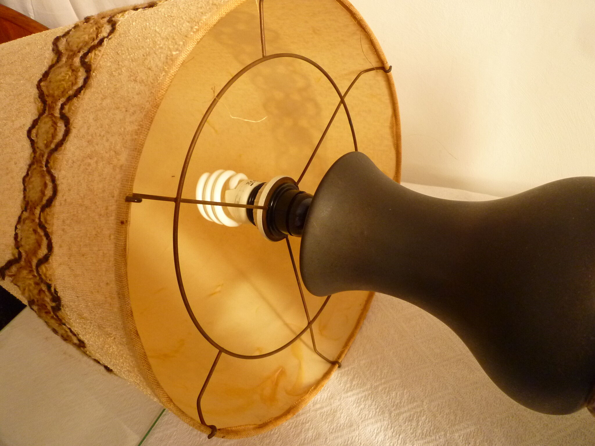 Openwork ceramic table lamp