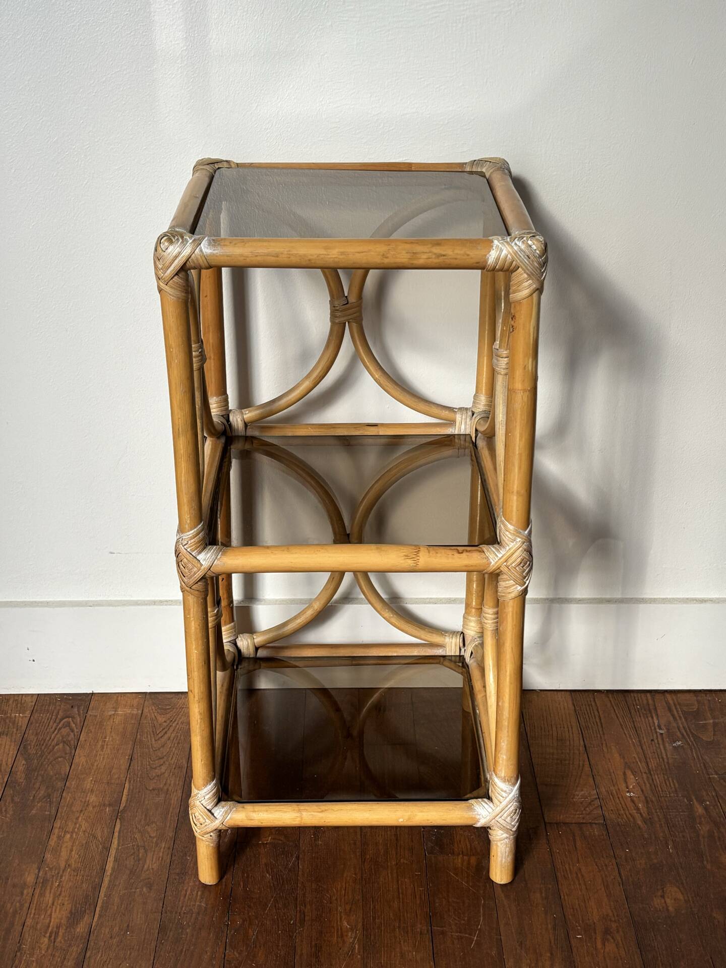 Etagère en rotin et verre