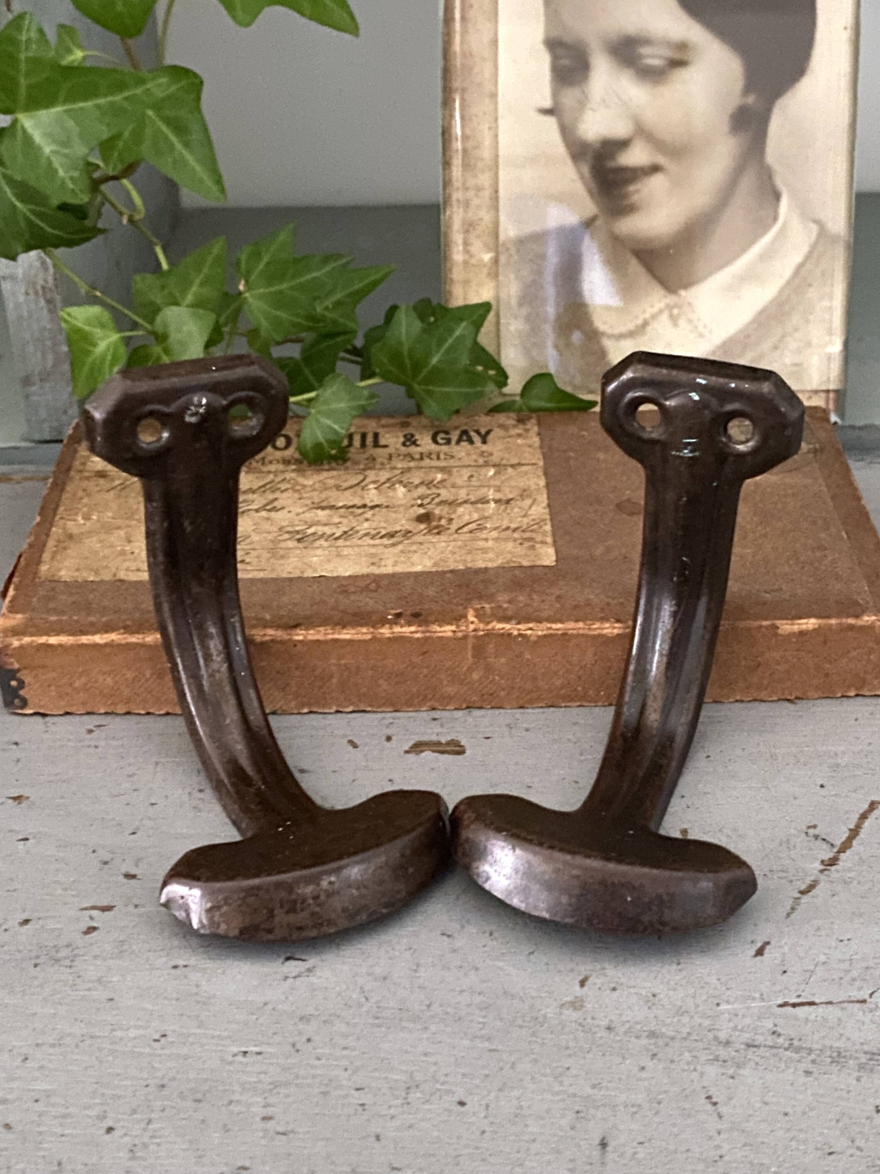 Paire de patères métalliques