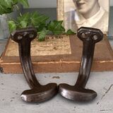 Paire de patères métalliques