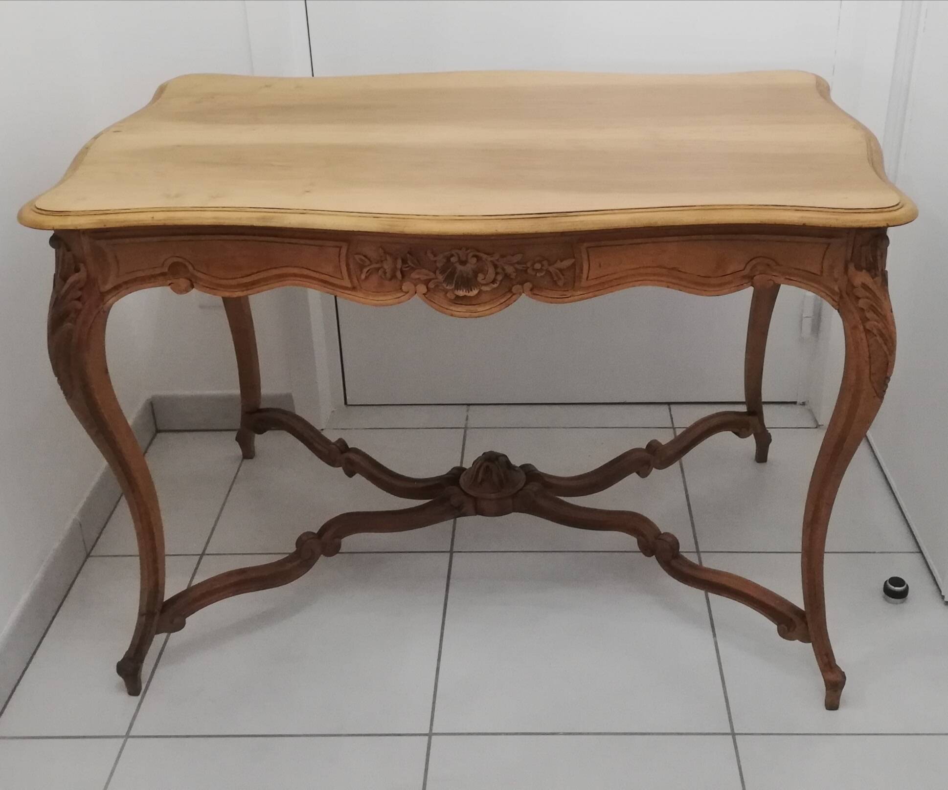 Table à tiroir de style Louis XV