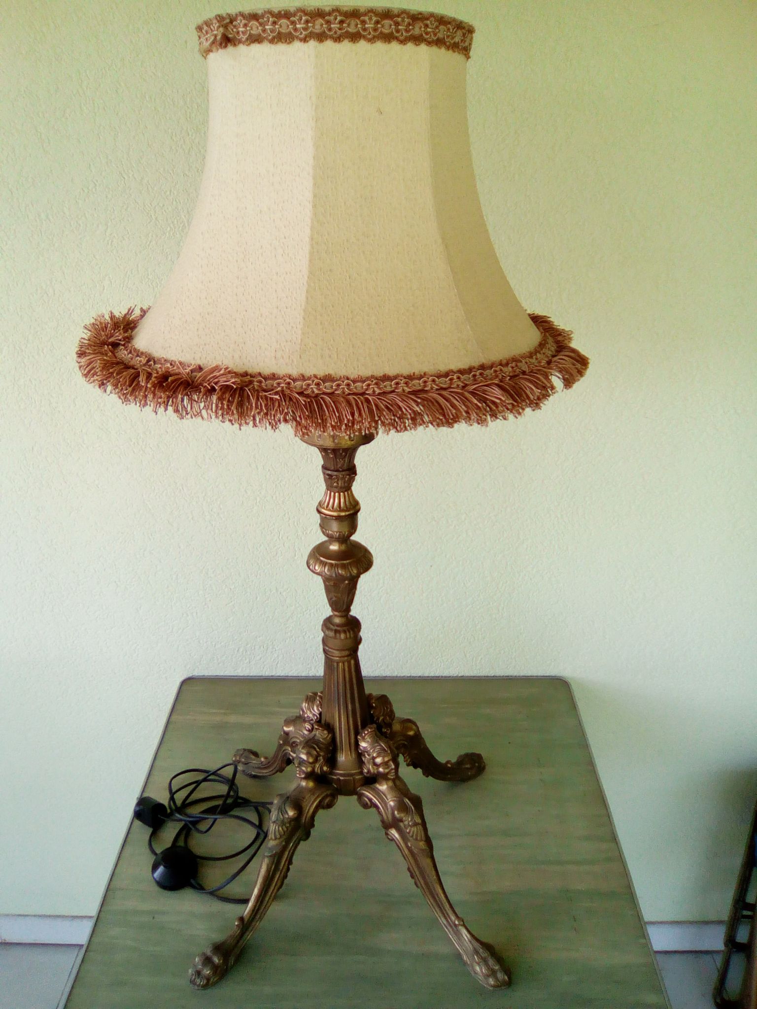 Pied de lampe avec abat-jour pagode