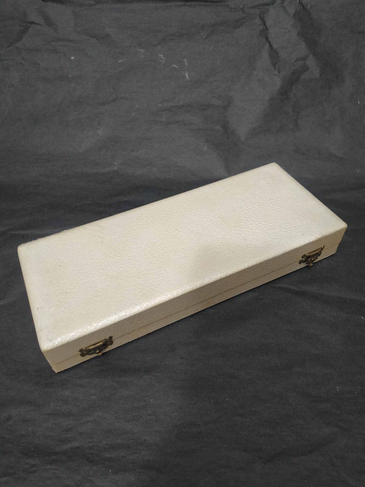 Individual covered box in silver metal