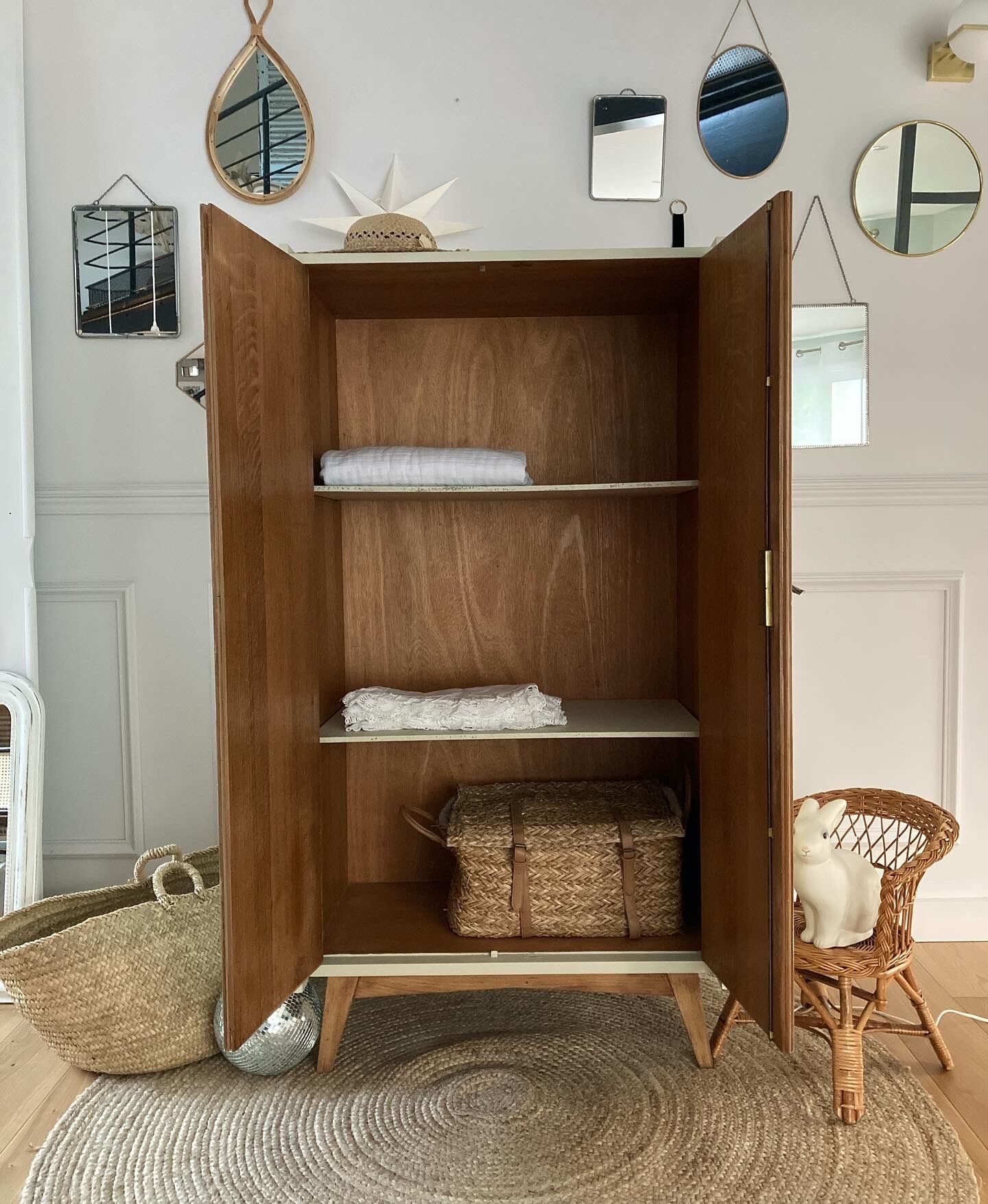 Compass foot cabinet