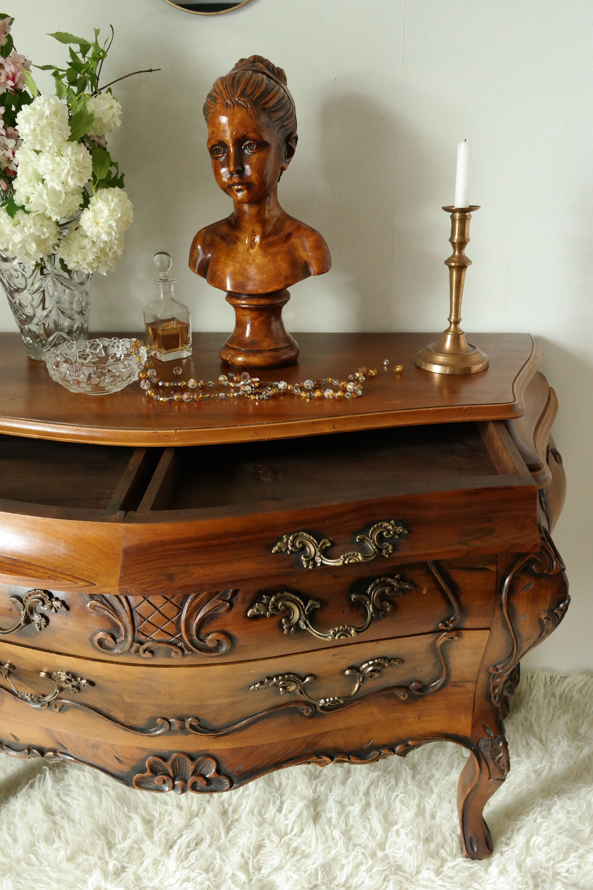 Louis XV style walnut tomb chest of drawers, 20th century