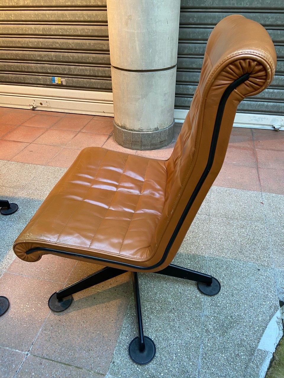 Conference armchair in fawn leather - 1980