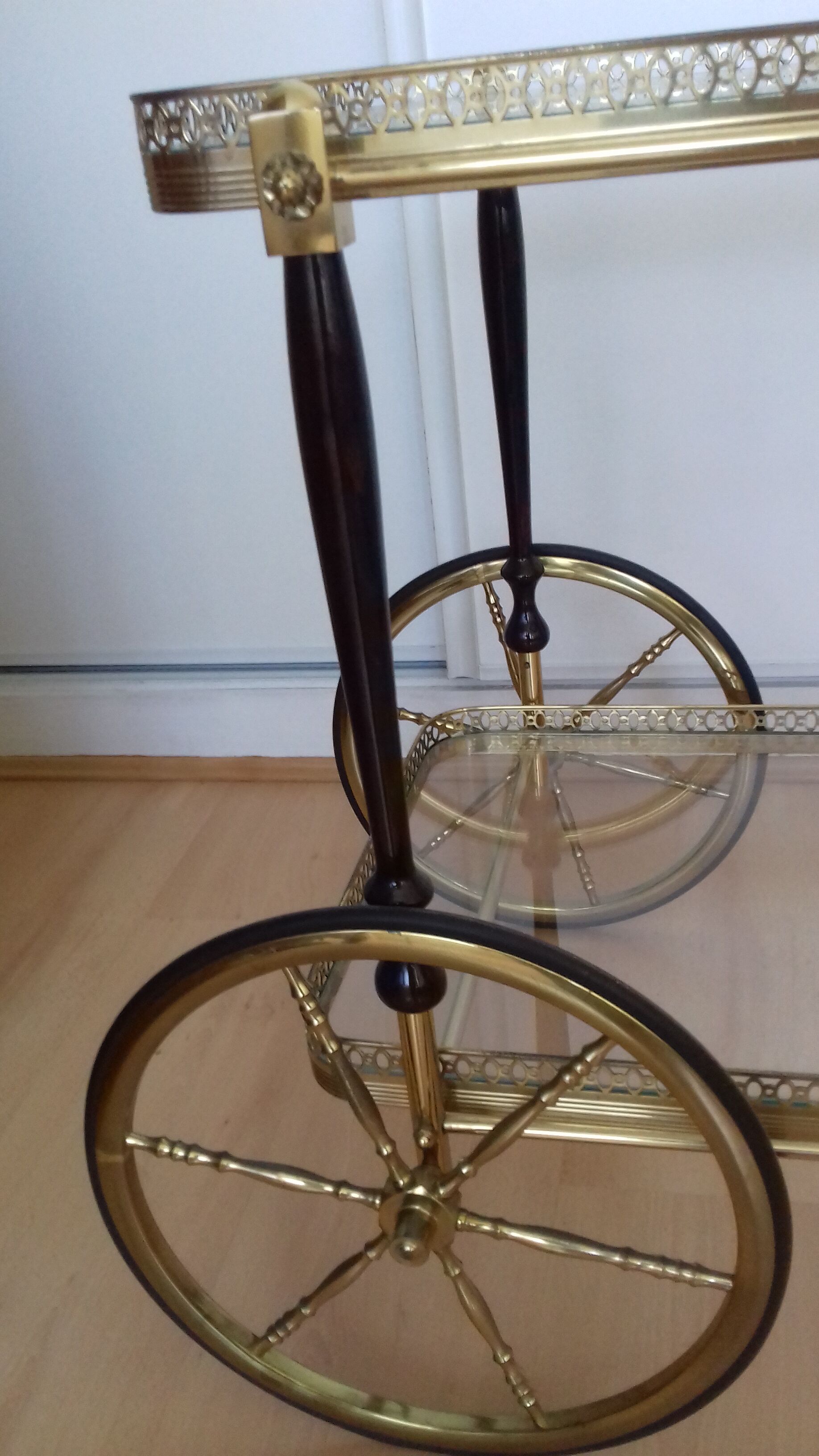 Desserte à roulettes laiton et verre