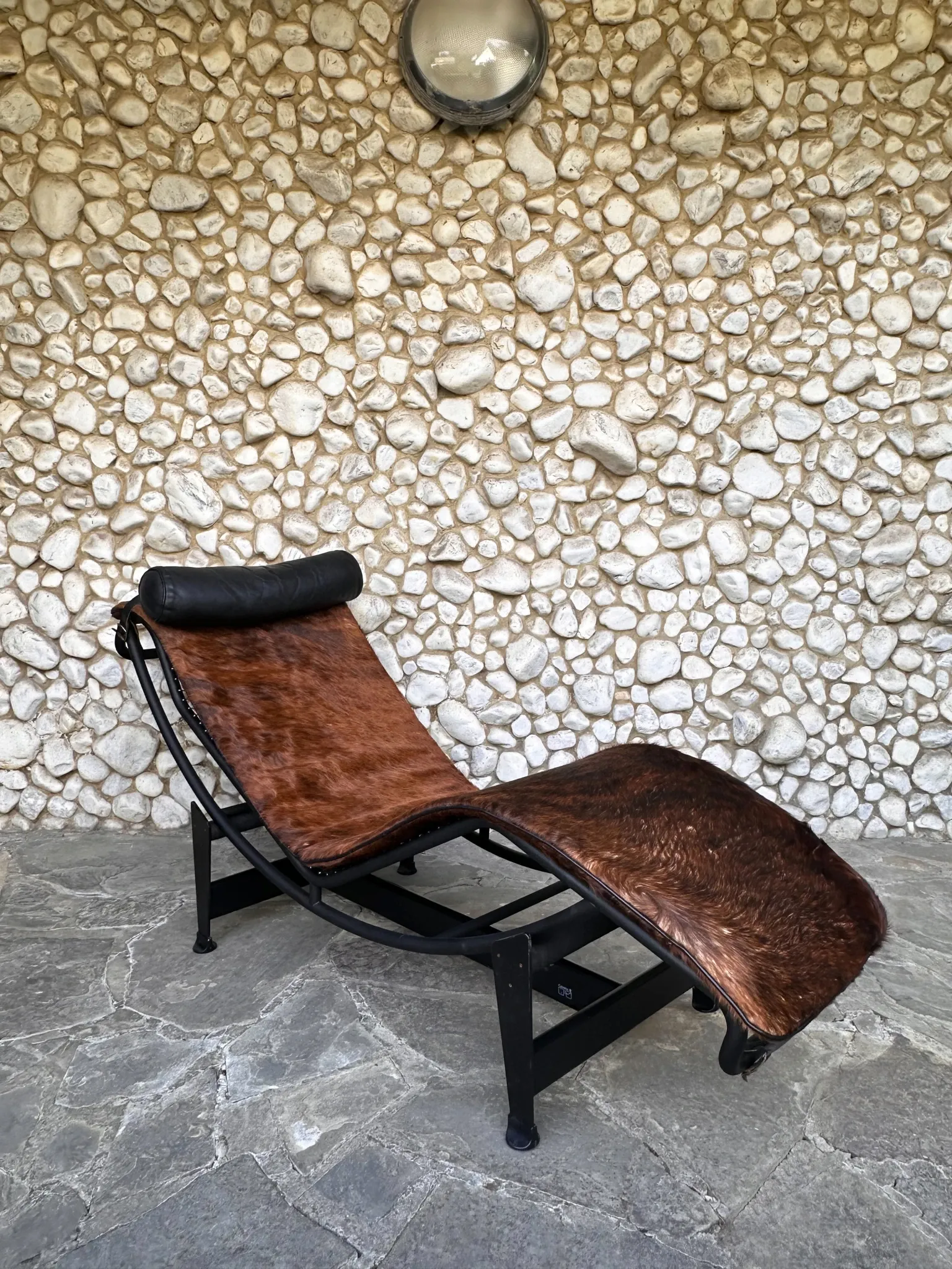 LC4 chaise longue in cowhide and black frame by Cassina, 1970–80