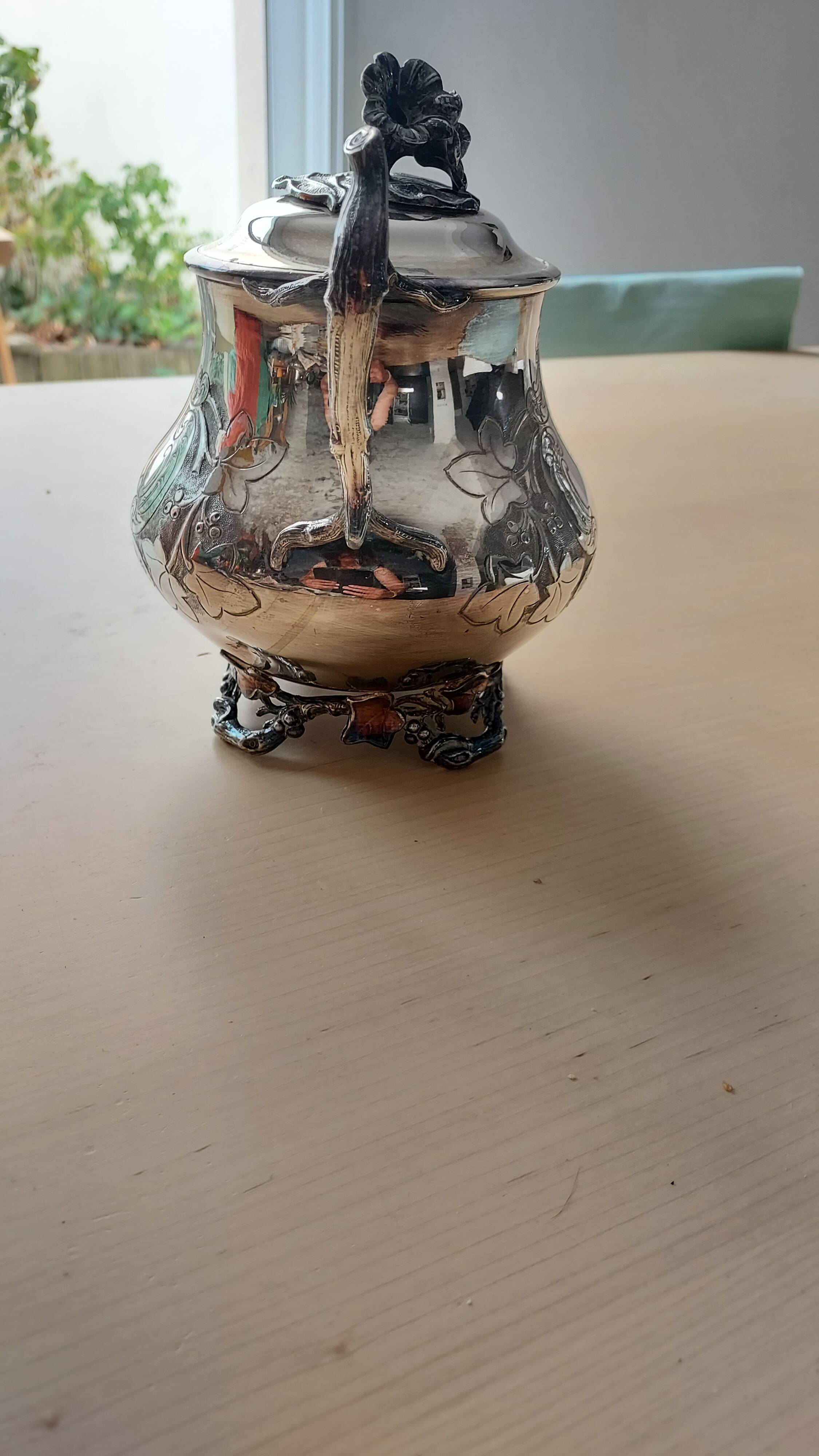 Teapot and sugar bowl in silver-plated metal.
