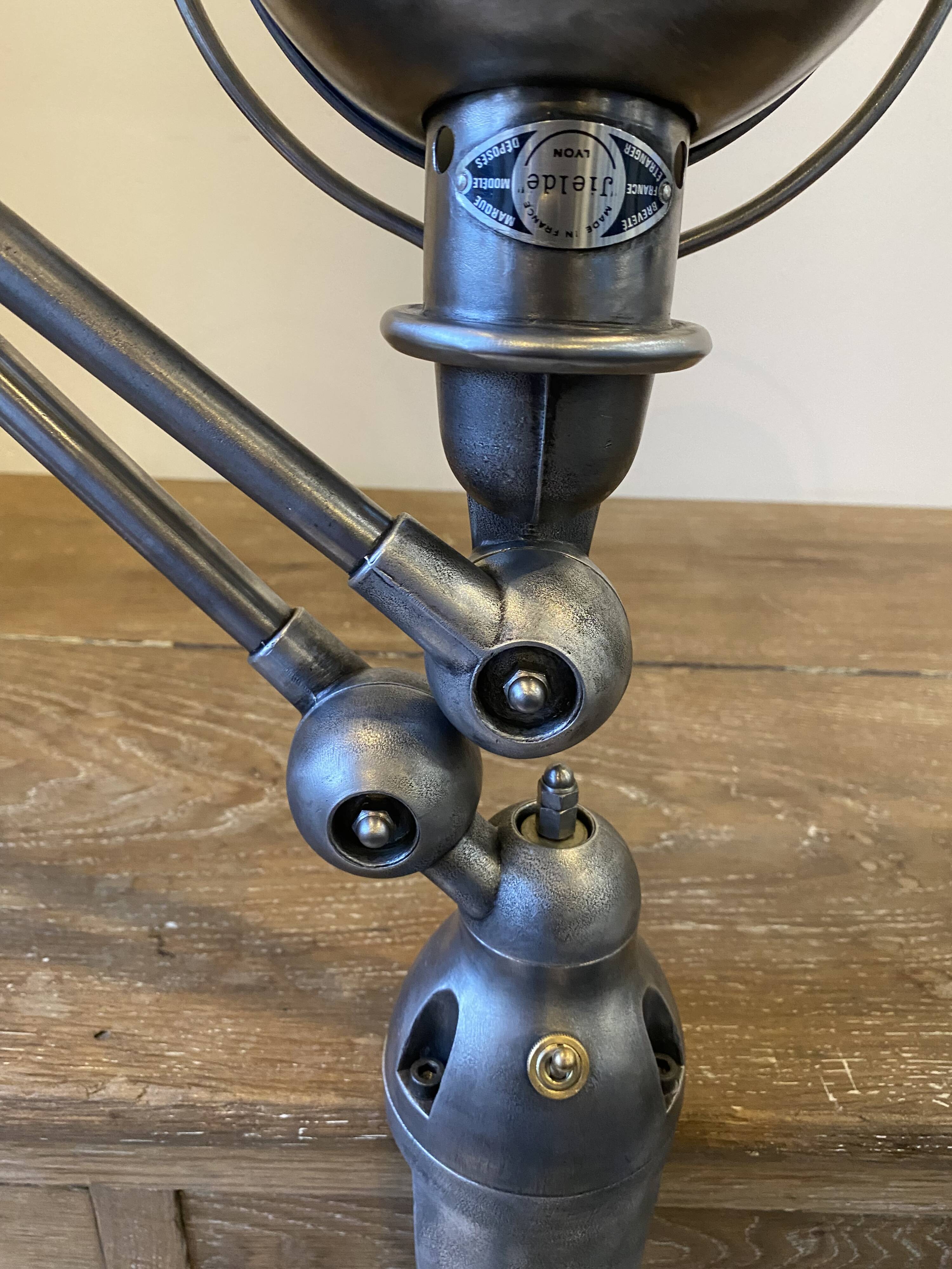 Lampe de bureau Jieldé jielde 2 bras de 40cm avec base étau graphite indus