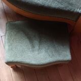 Fauteuil voltaire et un repose pieds