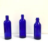 Trio de bouteilles / vases en verre bleu cobalt