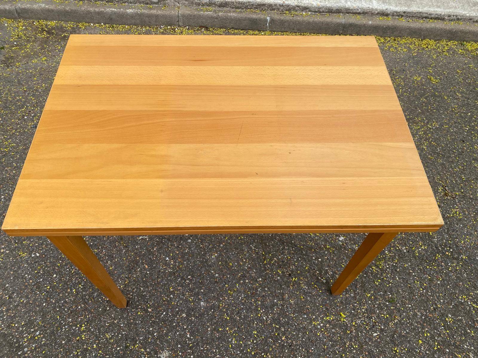 Rectangular Scandinavian dining table in wood for 8 people.