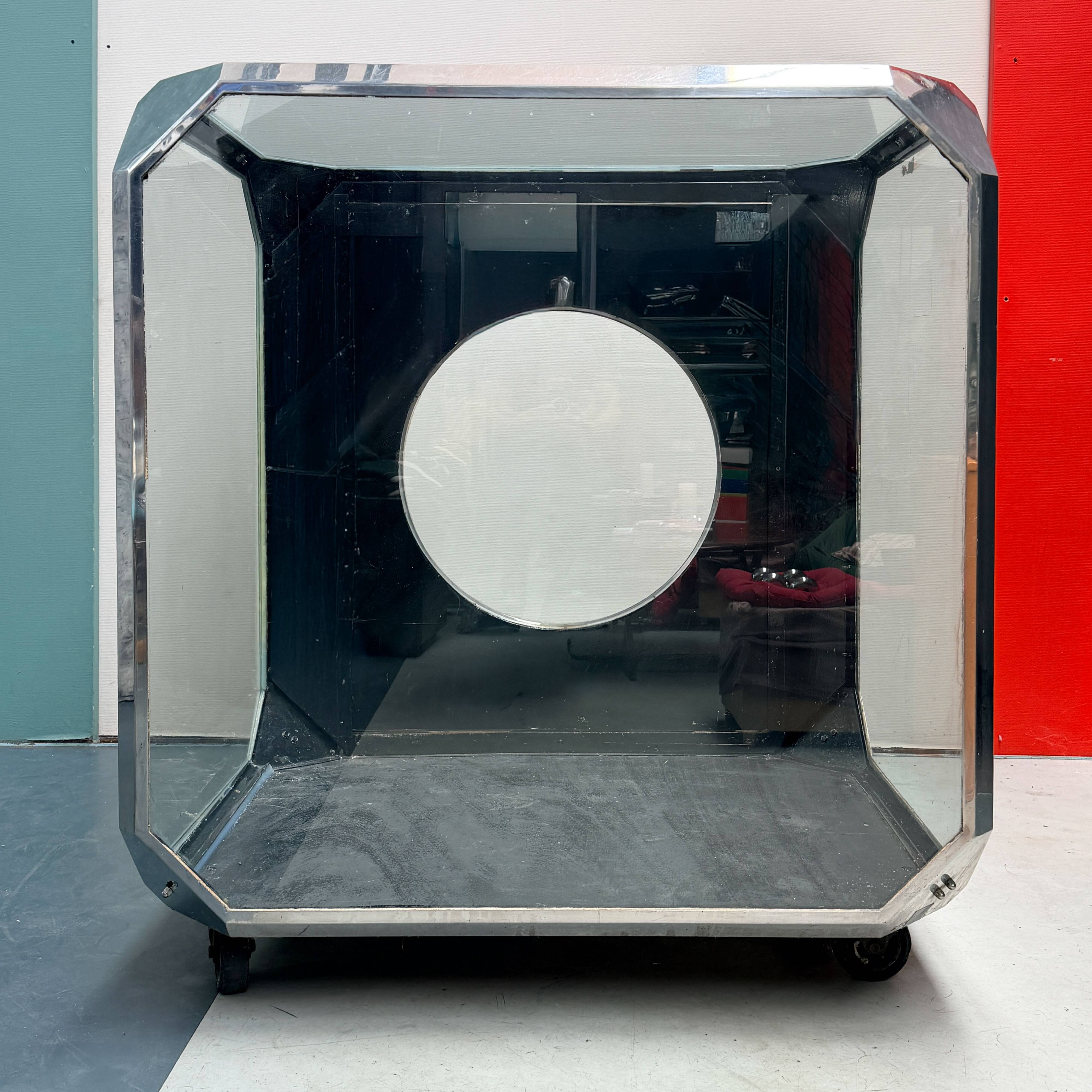 Vitrine de Showroom Monumentale d'Époque Space Age – Circa 1970