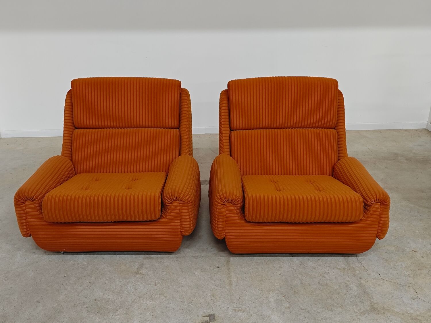 Complete orange salon JITONA in Atlantis Space Age style from the 1970s.