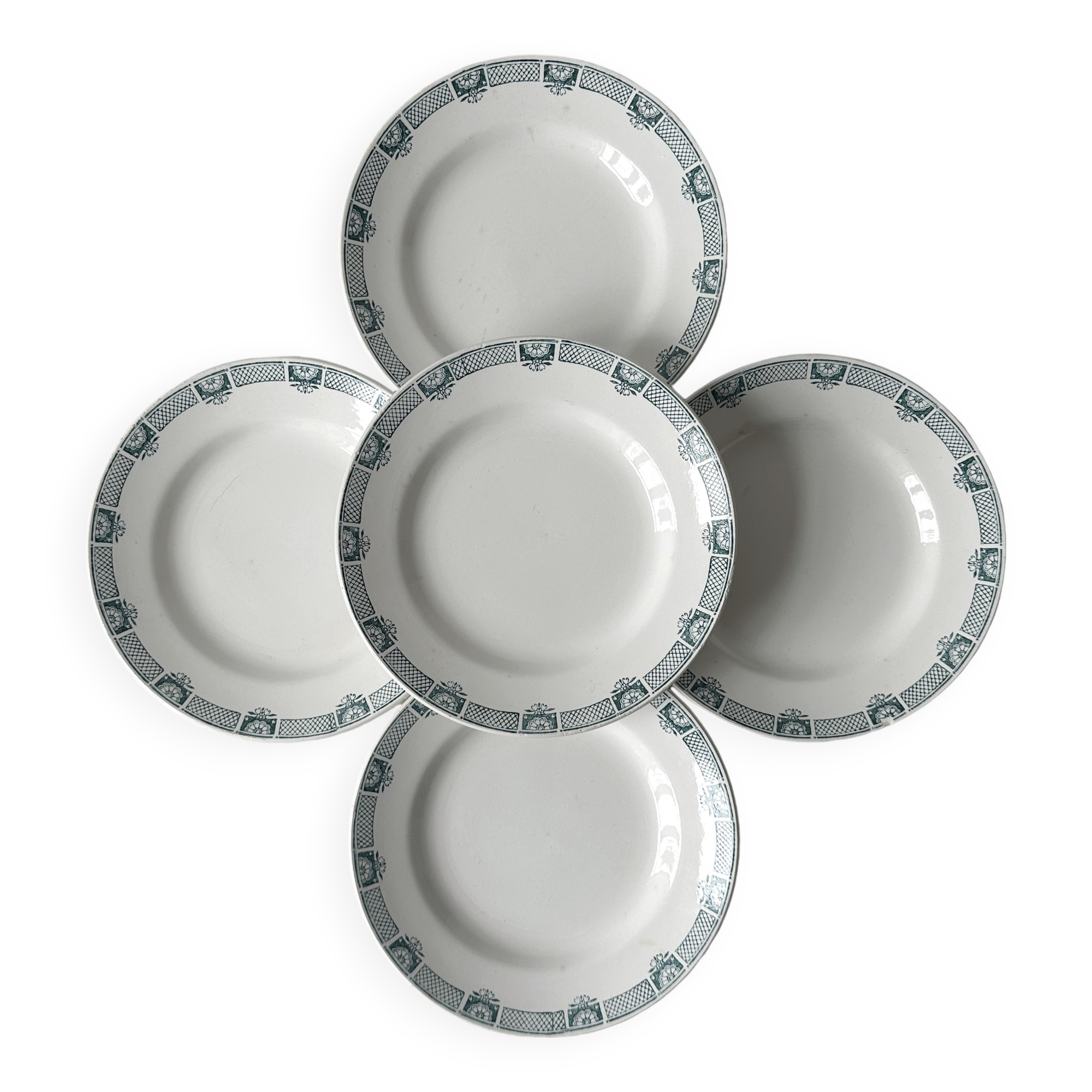 5 assiettes en terre de fer