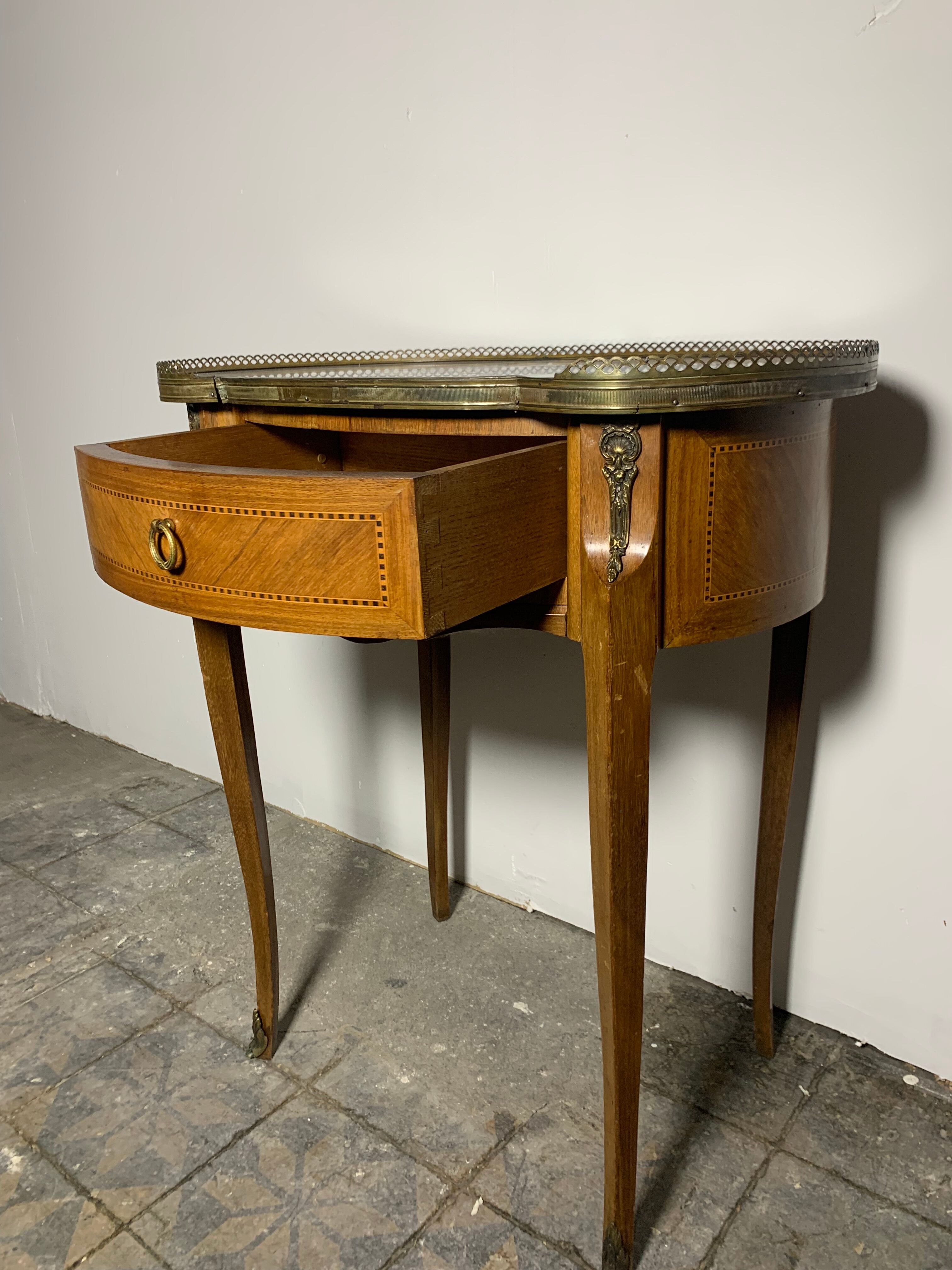 Kidney table transition style, side cabinet small chest of drawers.