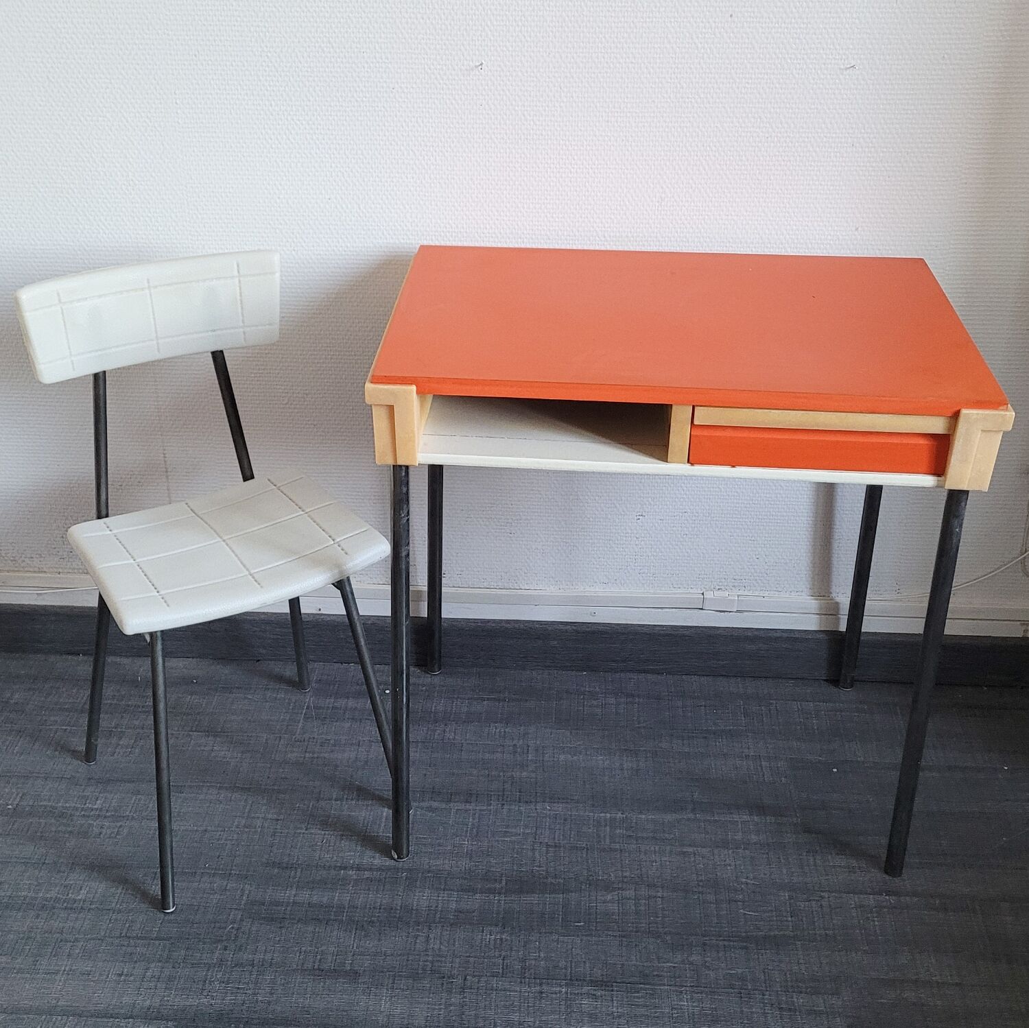 Bureau enfant orange avec chaise 70s