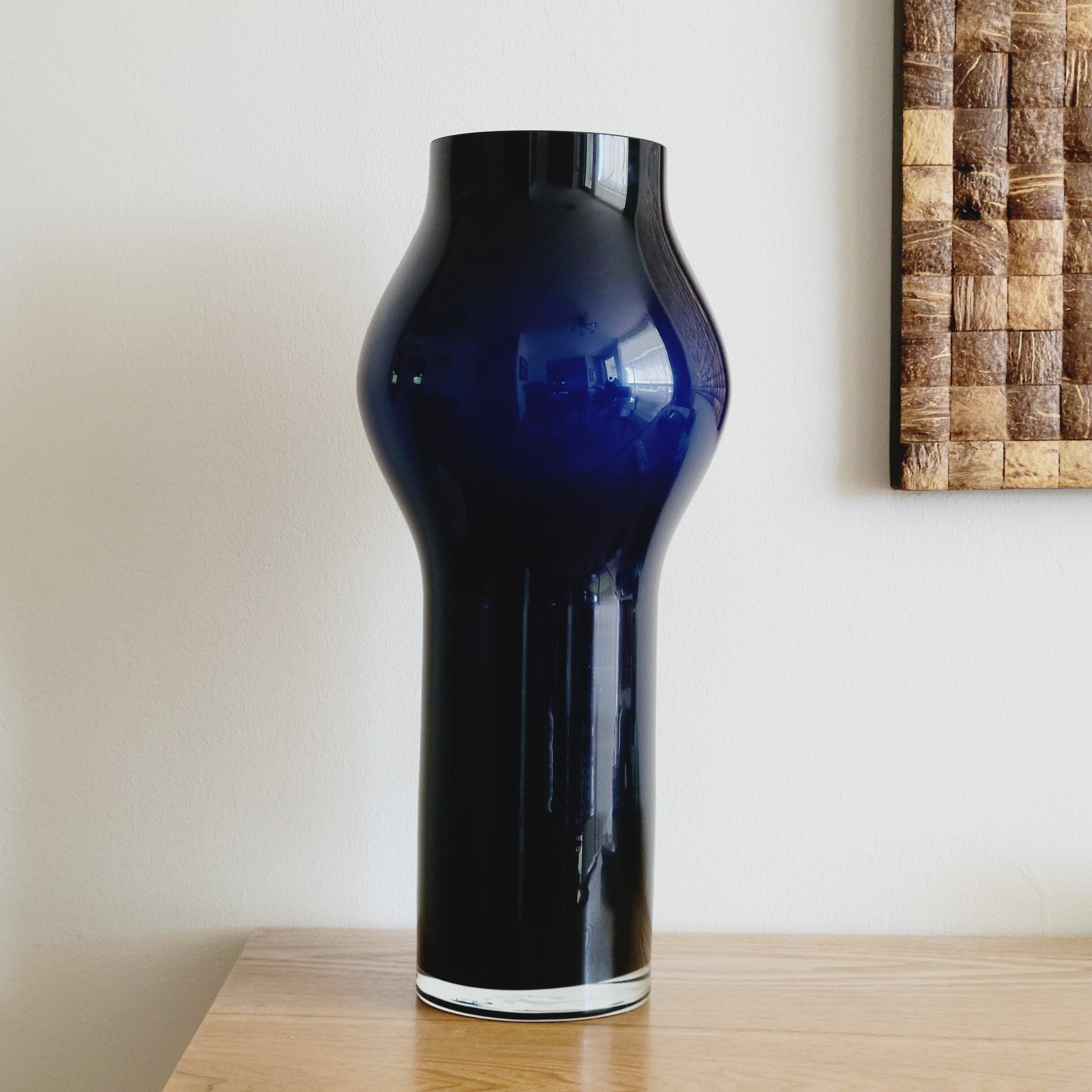 Imposing Midnight Blue Blown Glass Vase Design